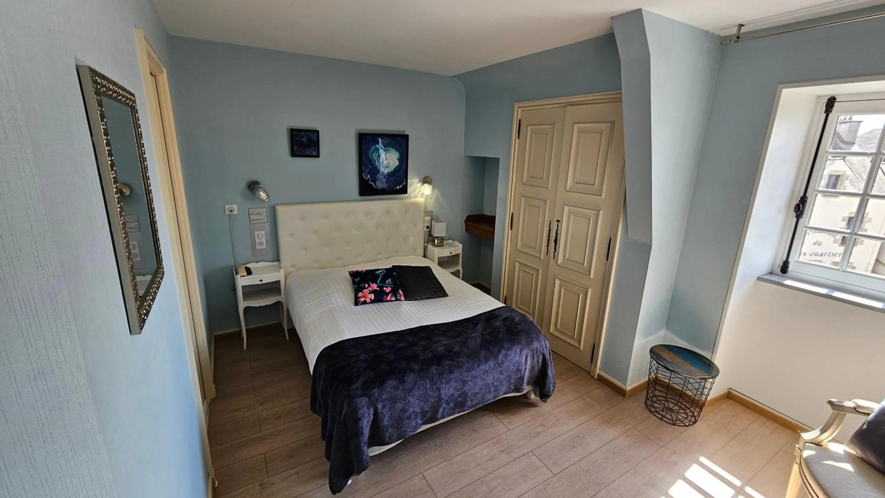 Bed in Hôtel Les Deux Magots