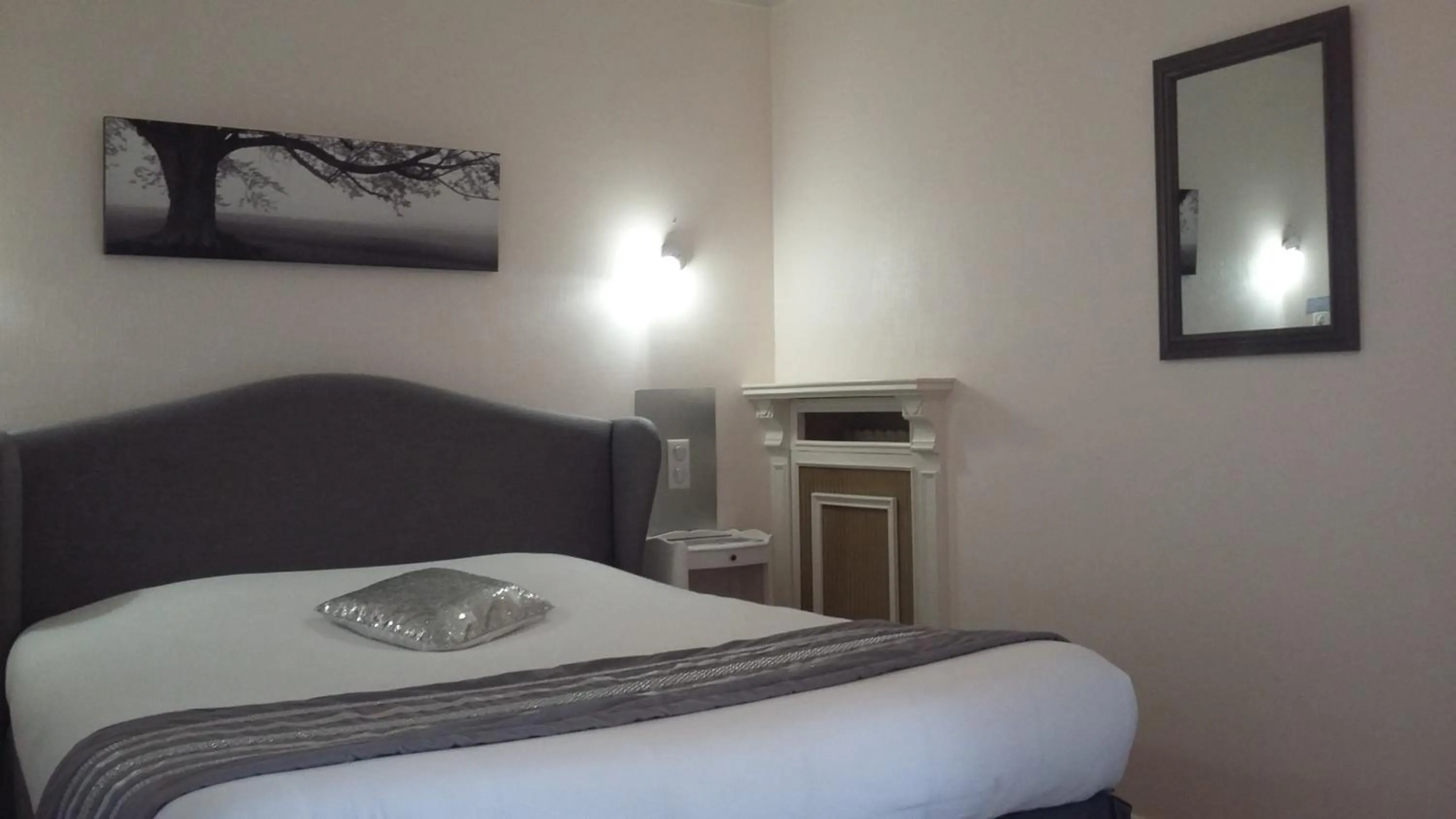 Photo of the whole room, Bed in Hôtel Les Deux Magots