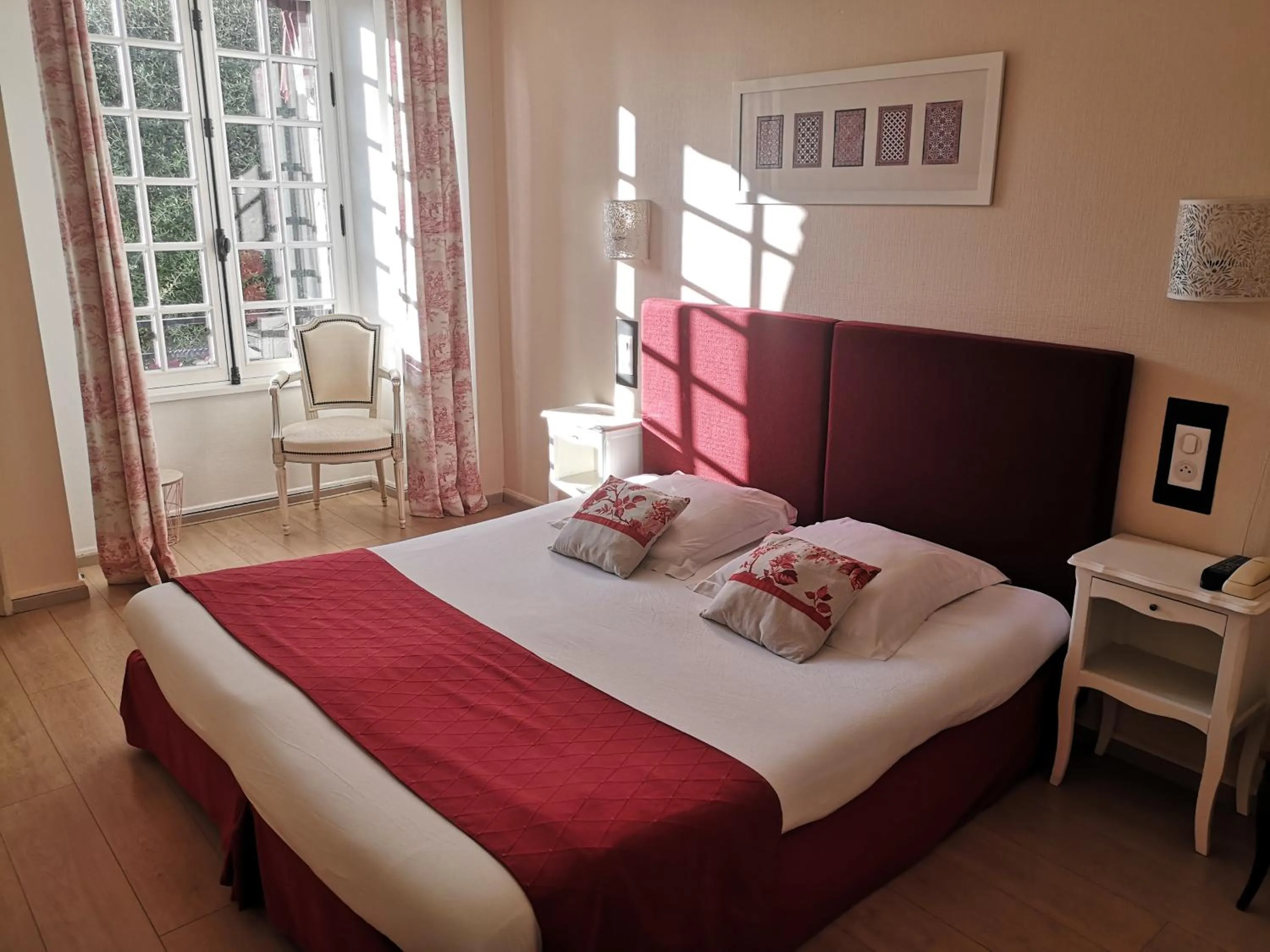 Bed in Hôtel Les Deux Magots