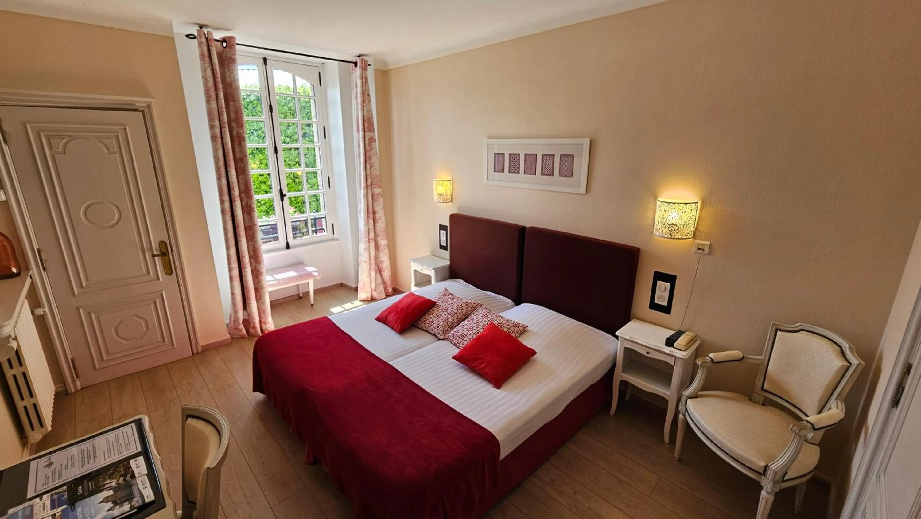 Bed in Hôtel Les Deux Magots