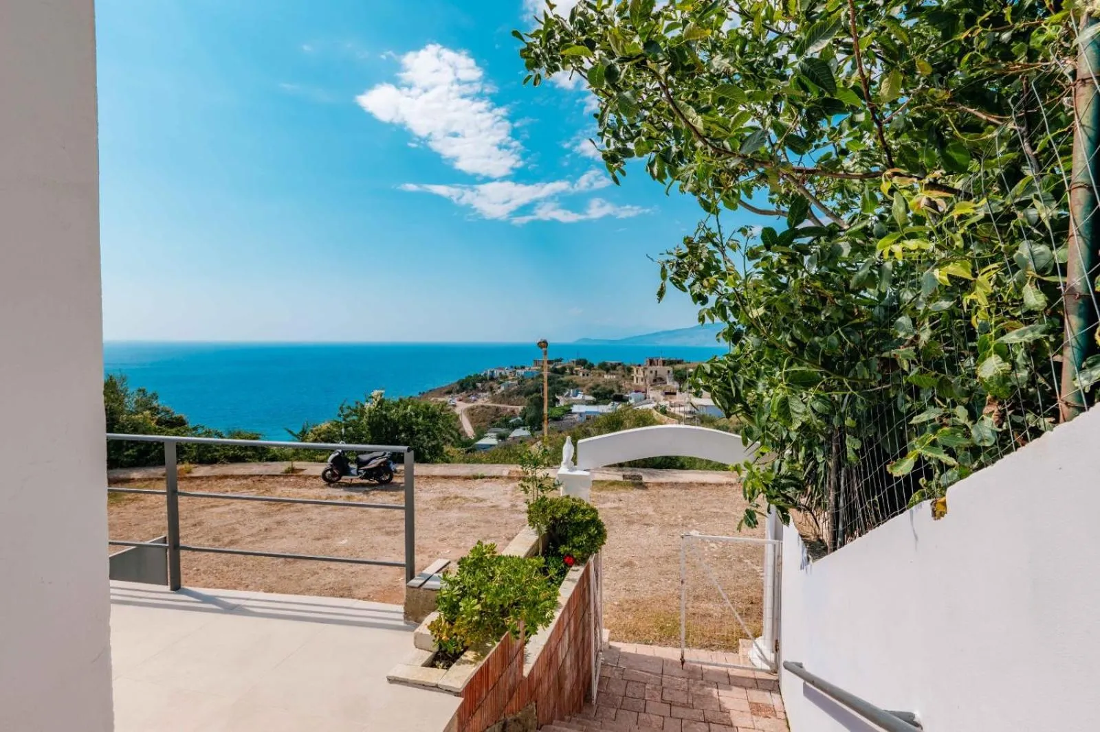 Facade/entrance in Vila Pasqyra