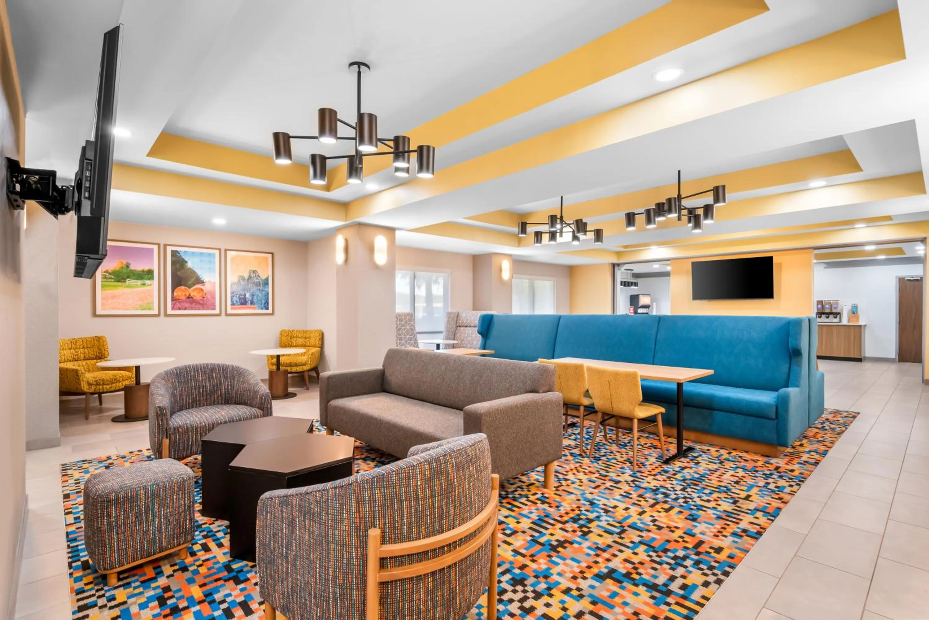 Communal lounge/ TV room in Hampton Inn - Monticello