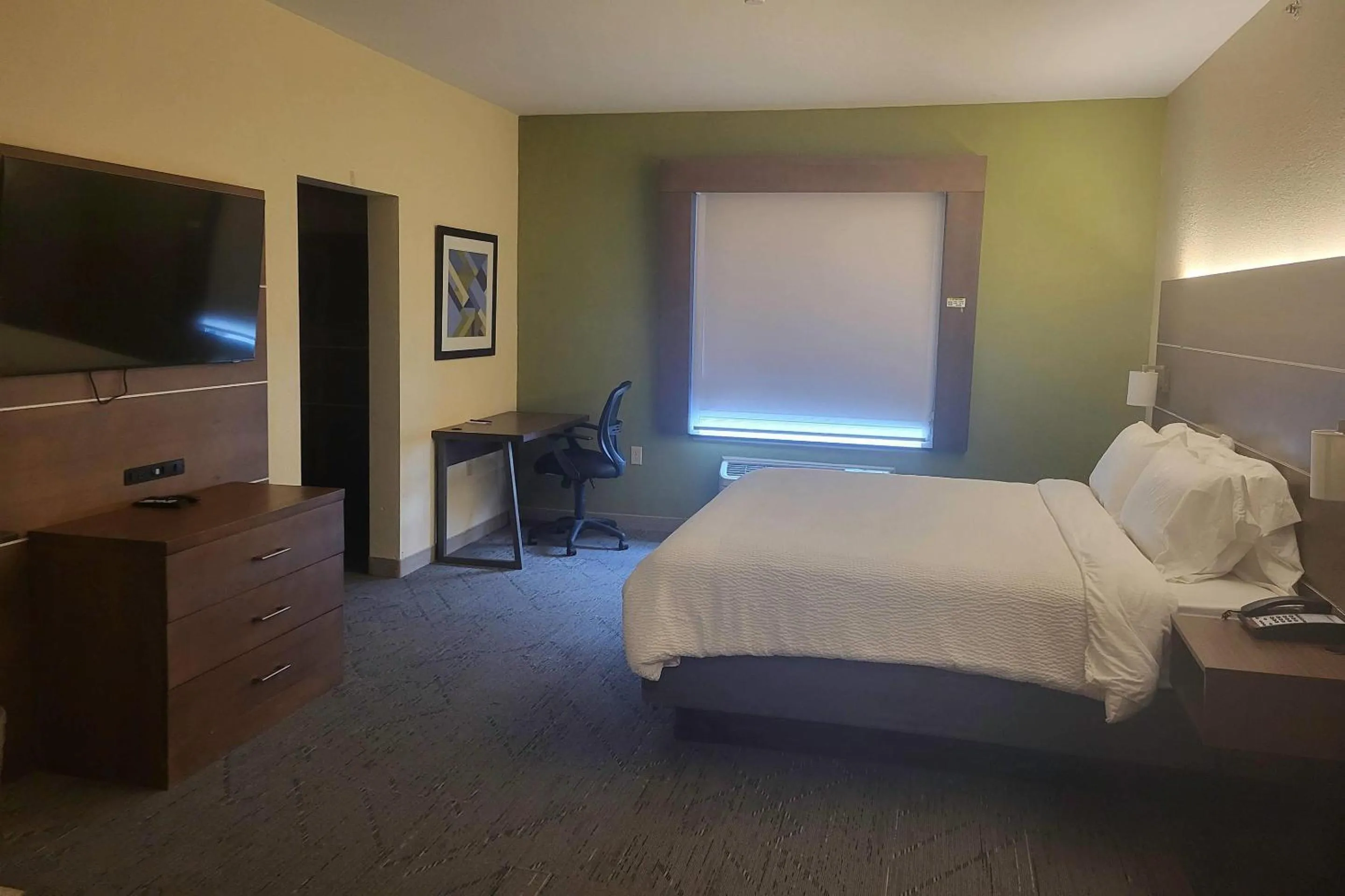 Bedroom, Bed in Comfort Inn & Suites Miami - Route 66