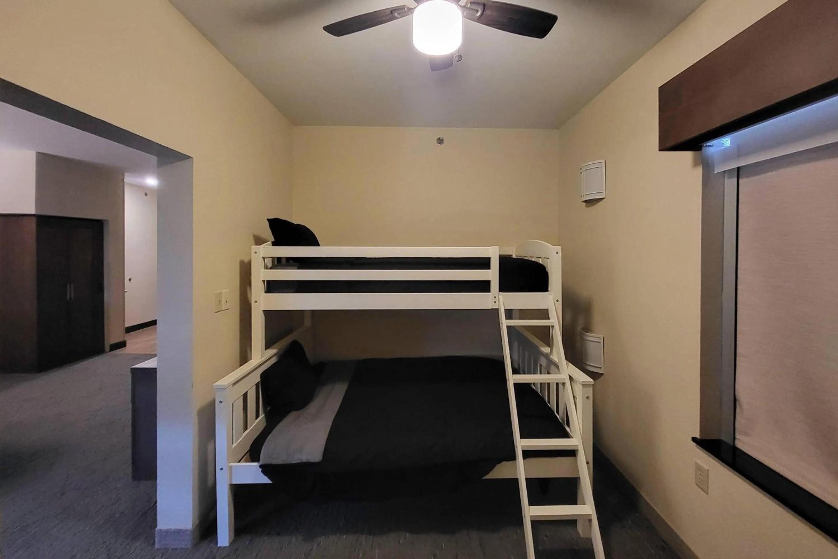 Bedroom, Bed in Comfort Inn & Suites Miami - Route 66