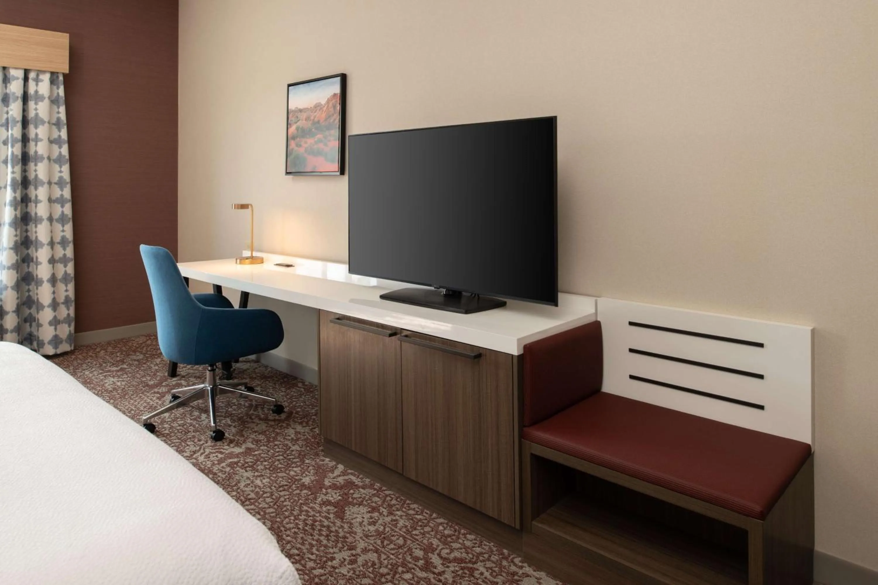 Bedroom, Bed in Hilton Garden Inn Fontana