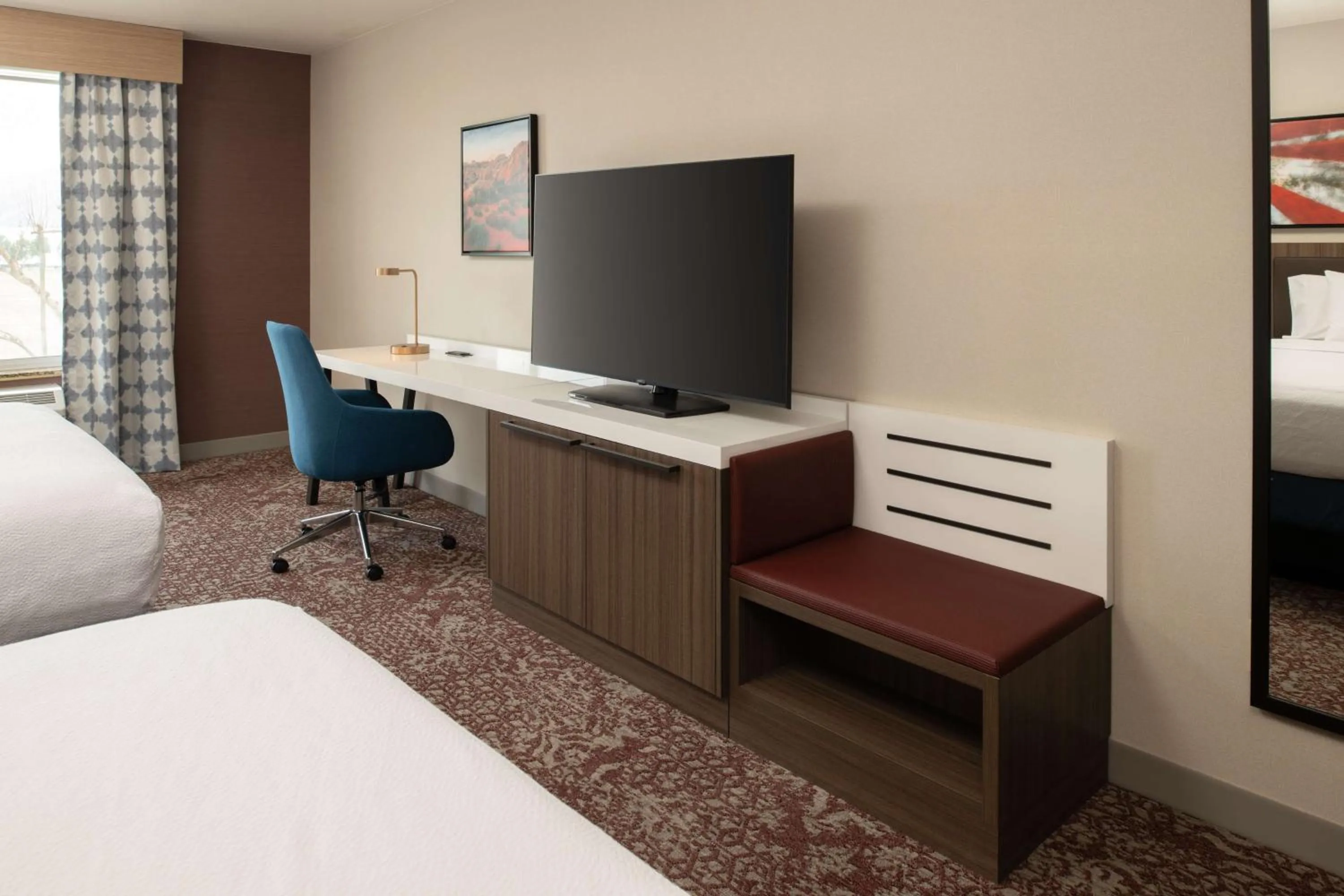 Bedroom, Bed in Hilton Garden Inn Fontana