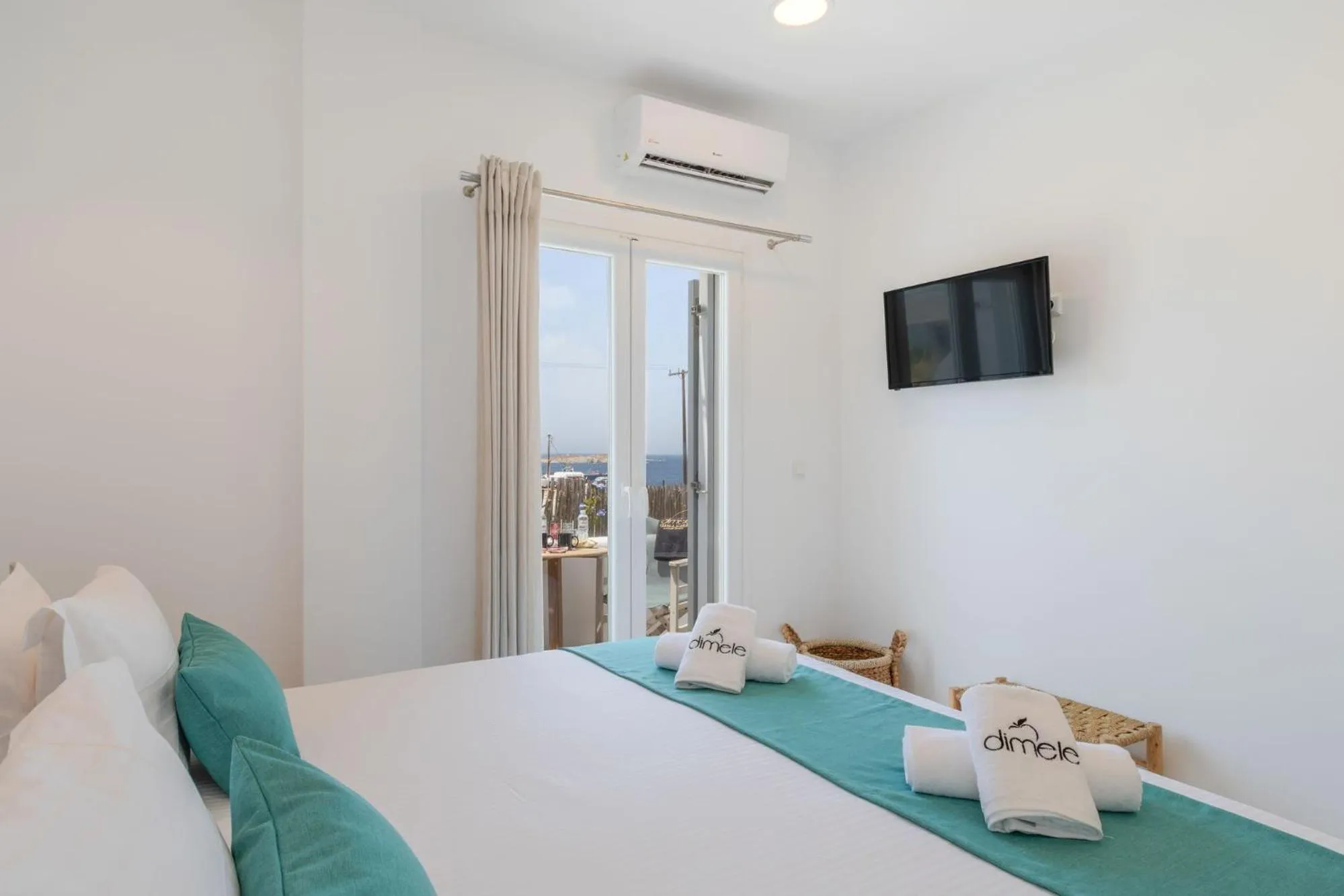 Photo of the whole room in Dimele