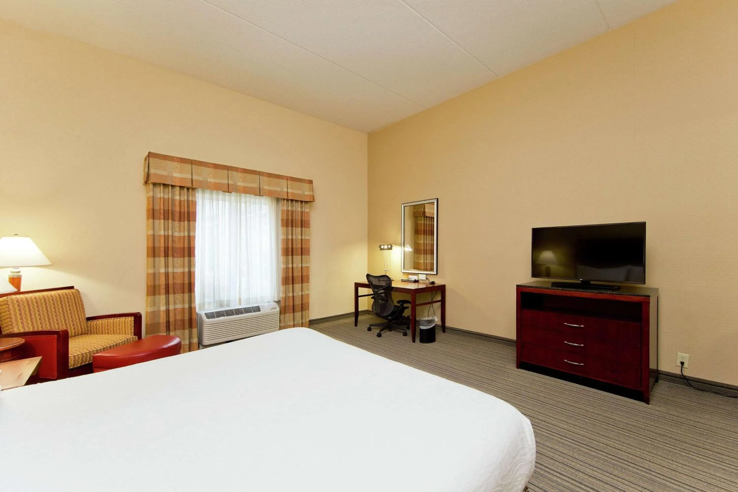 Bedroom, Bed in Hilton Garden Inn Winchester