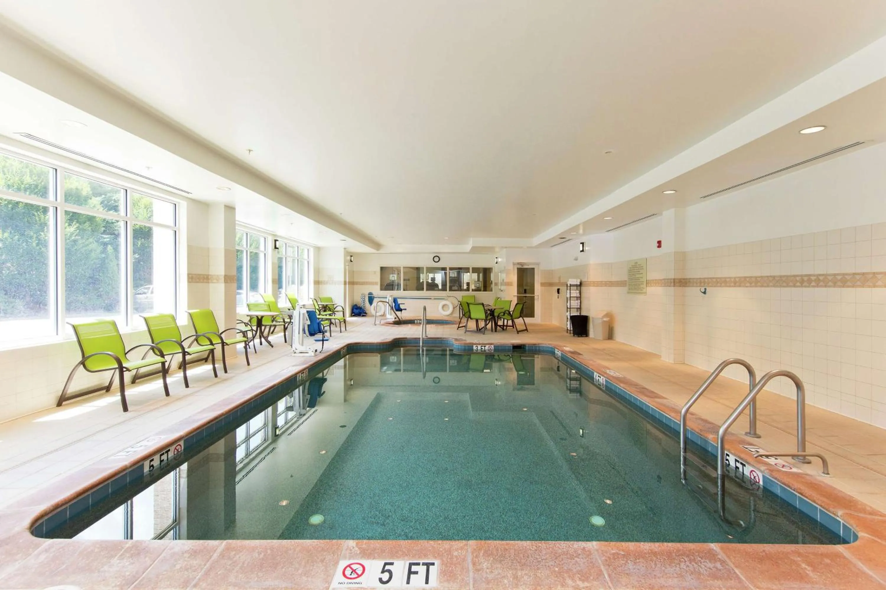 Swimming pool in Hilton Garden Inn Winchester
