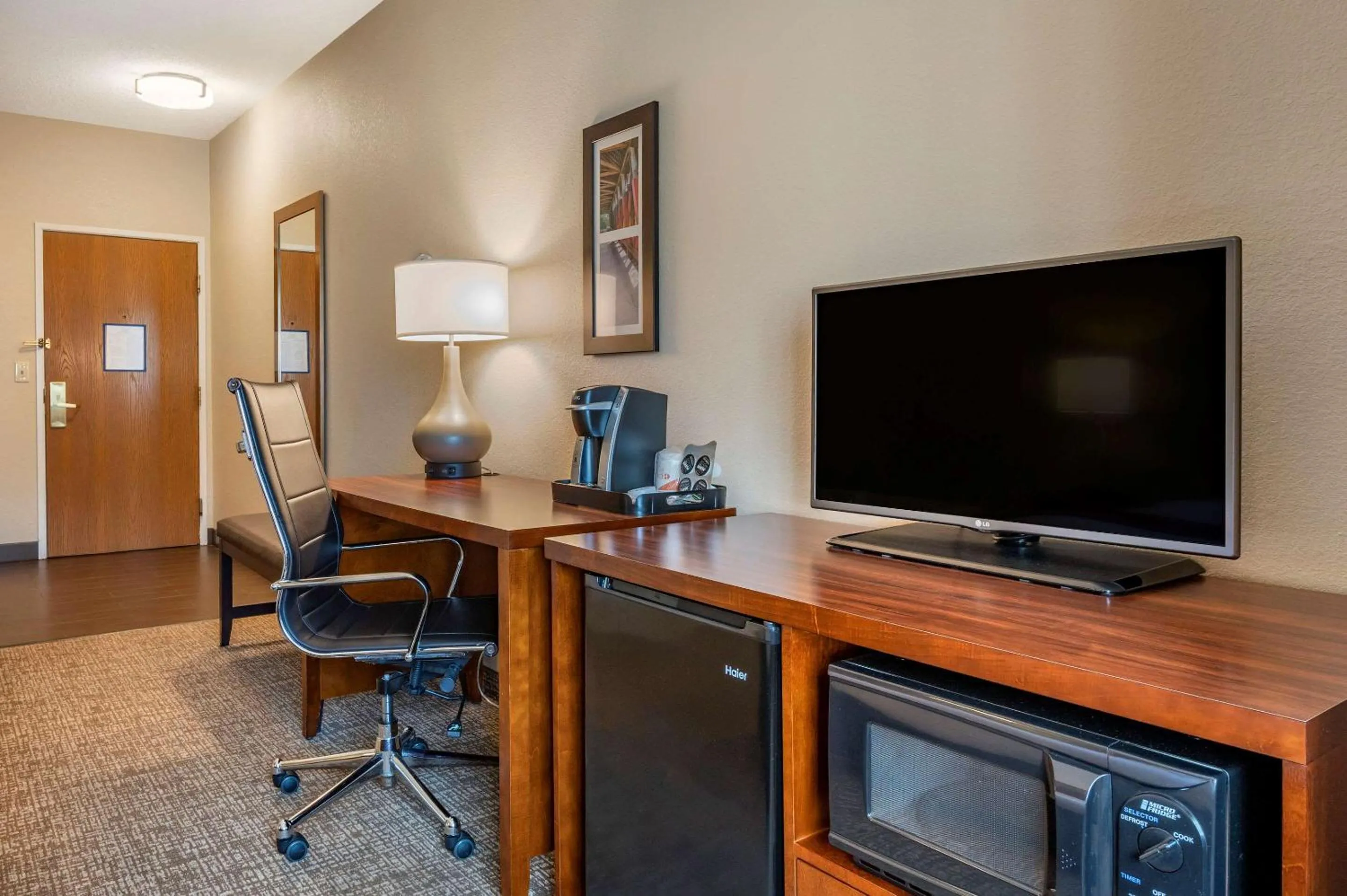 Photo of the whole room in Comfort Inn La Porte