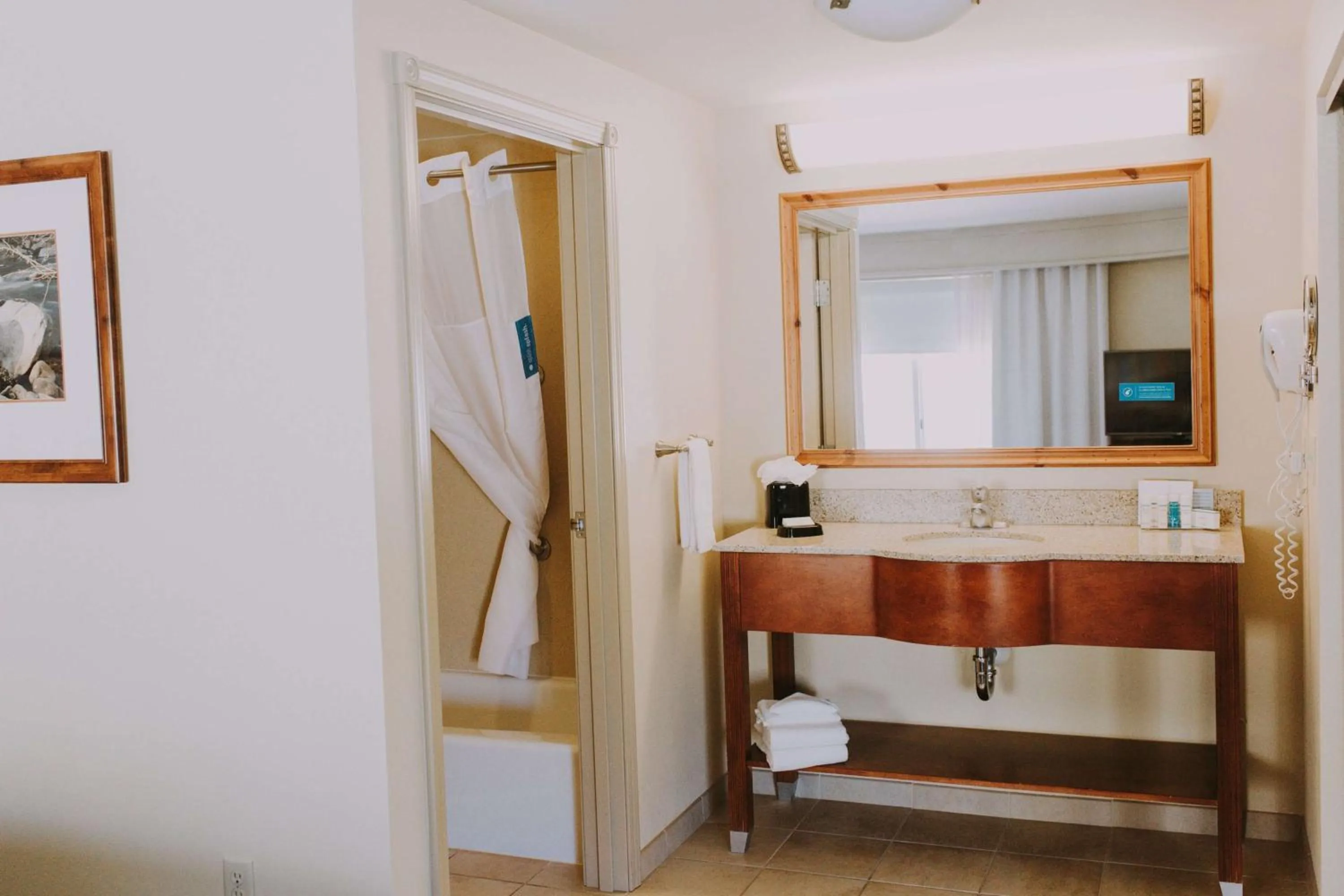 Bathroom, Bed in Hampton Inn & Suites Green River