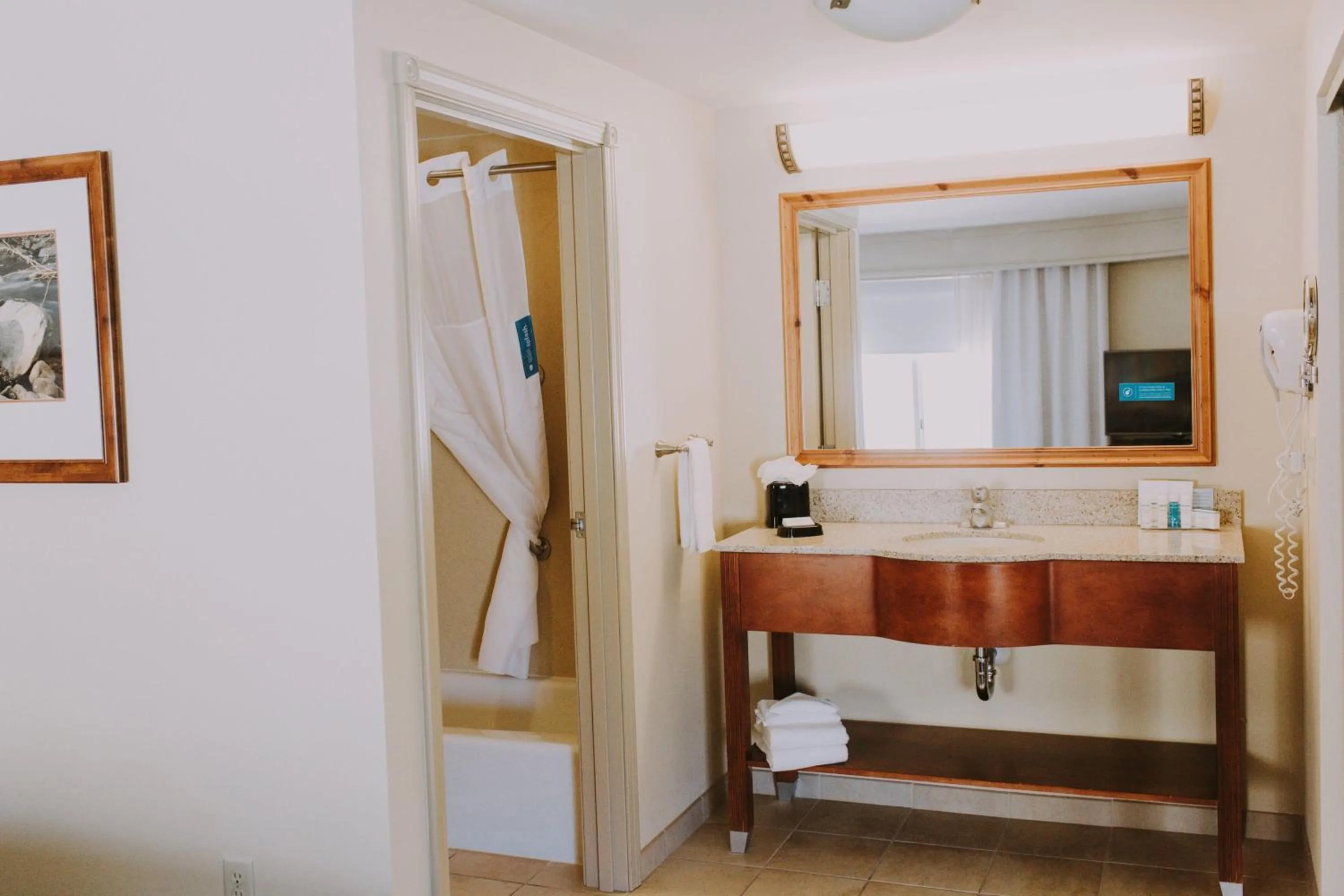 Bathroom, Bed in Hampton Inn & Suites Green River