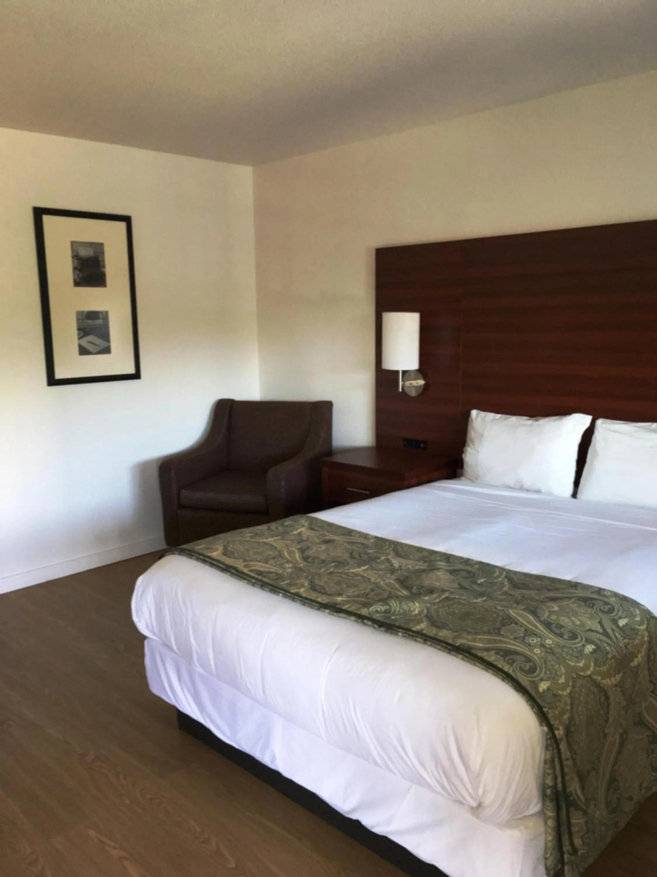 Bedroom, Bed in Diablo Mountain Inn Walnut Creek