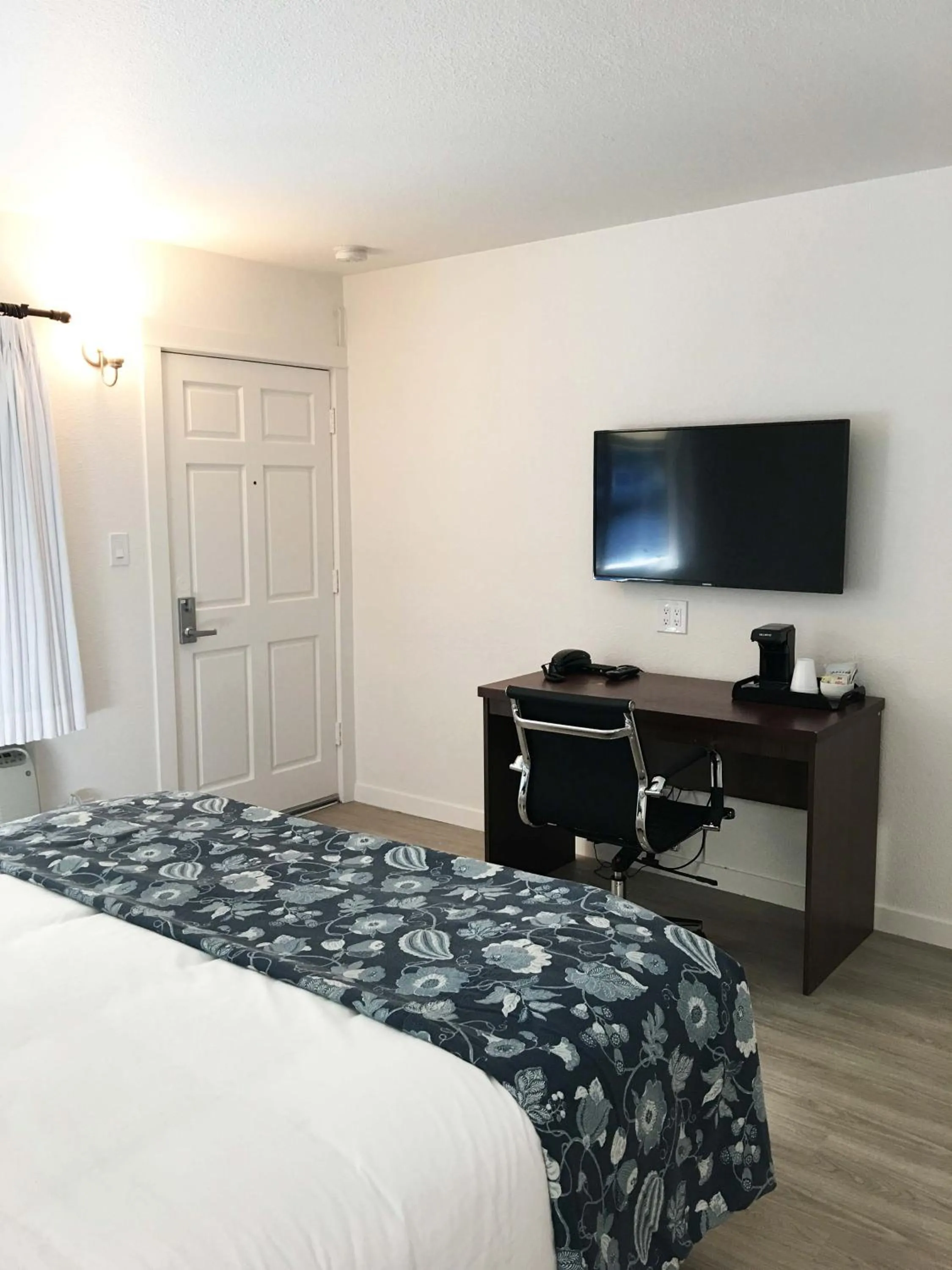 Photo of the whole room, Bed in Diablo Mountain Inn Walnut Creek