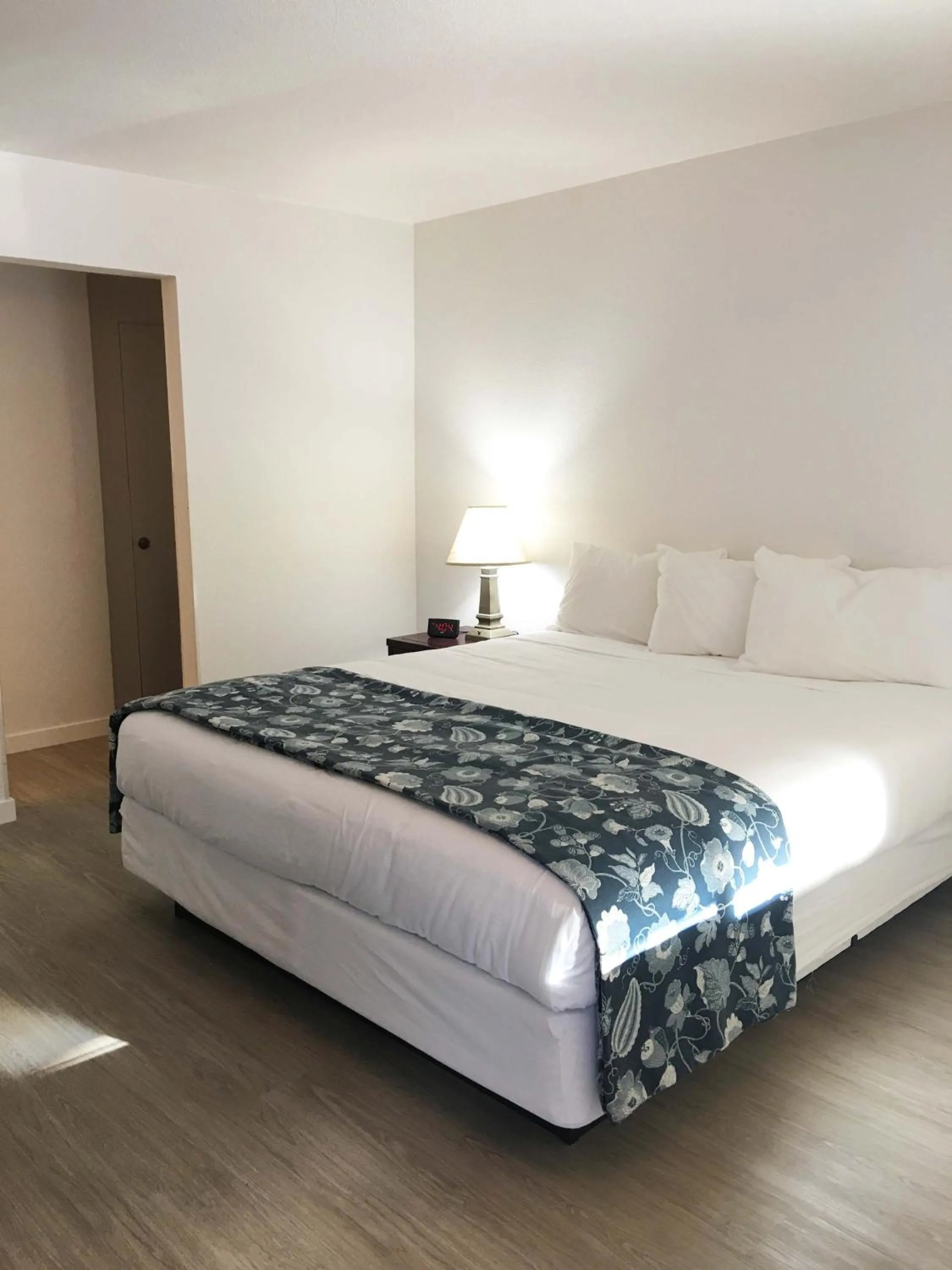 Photo of the whole room, Bed in Diablo Mountain Inn Walnut Creek