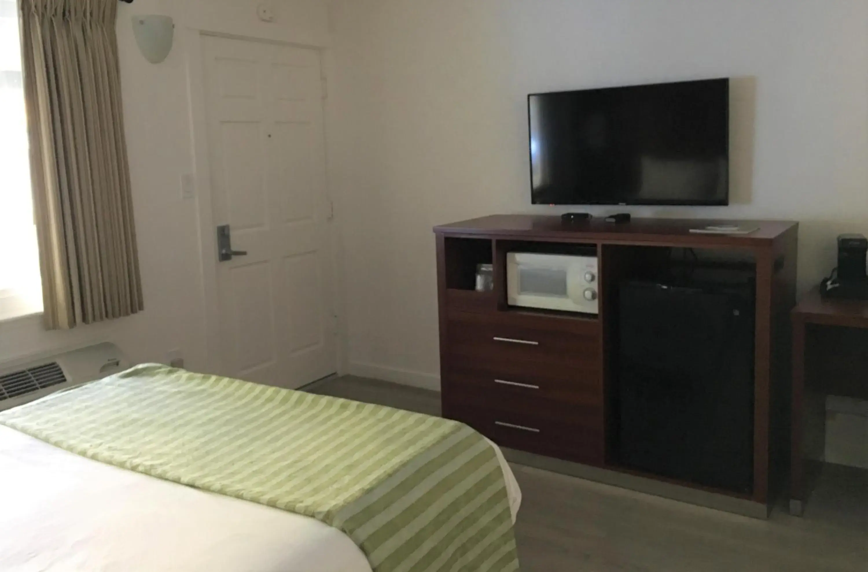 Queen Room - Disability Access in Diablo Mountain Inn Walnut Creek Queen Room - Disability Access in Diablo Mountain Inn Walnut Creek