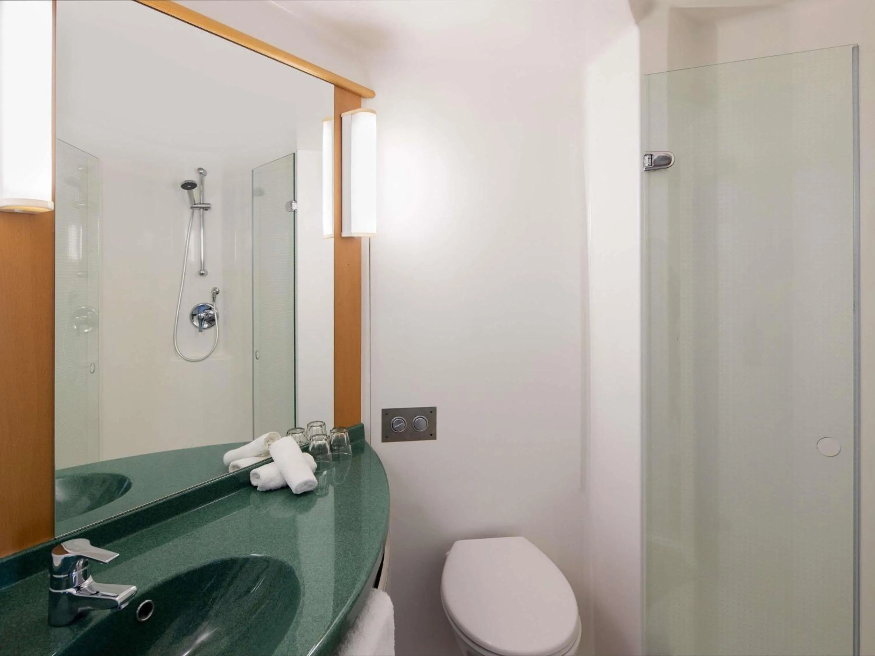 Bedroom in ibis Newcastle