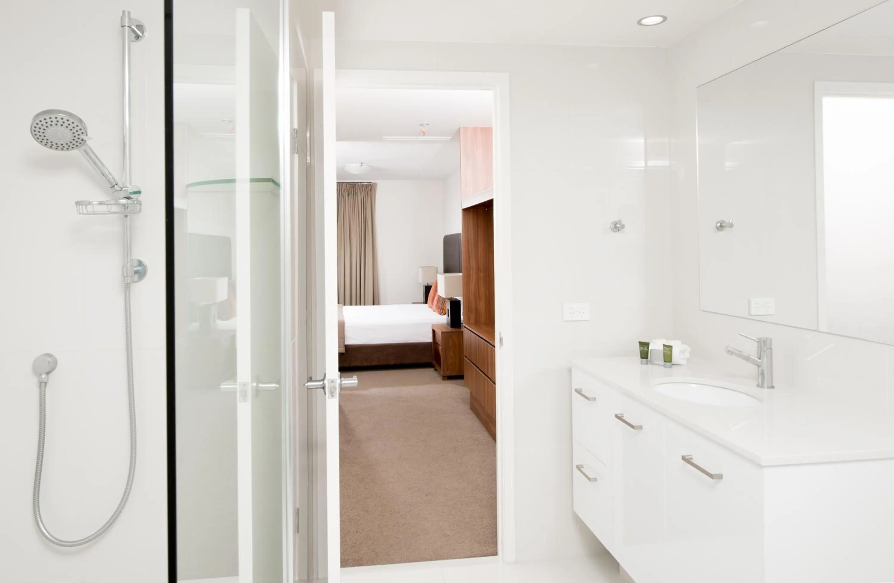 Bathroom, Bed in Paradise Centre Apartments