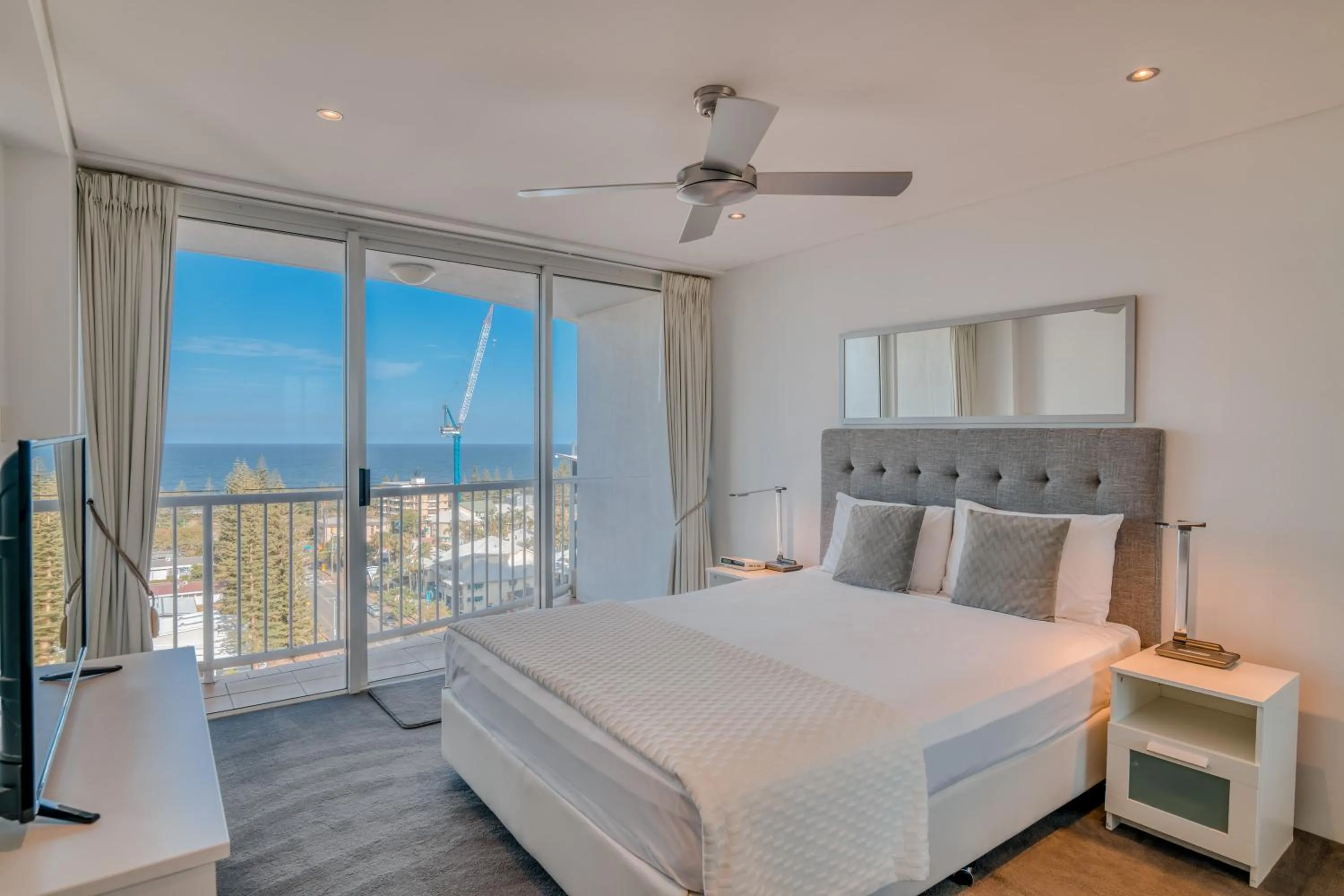 Bed in Bel Air on Broadbeach - Official