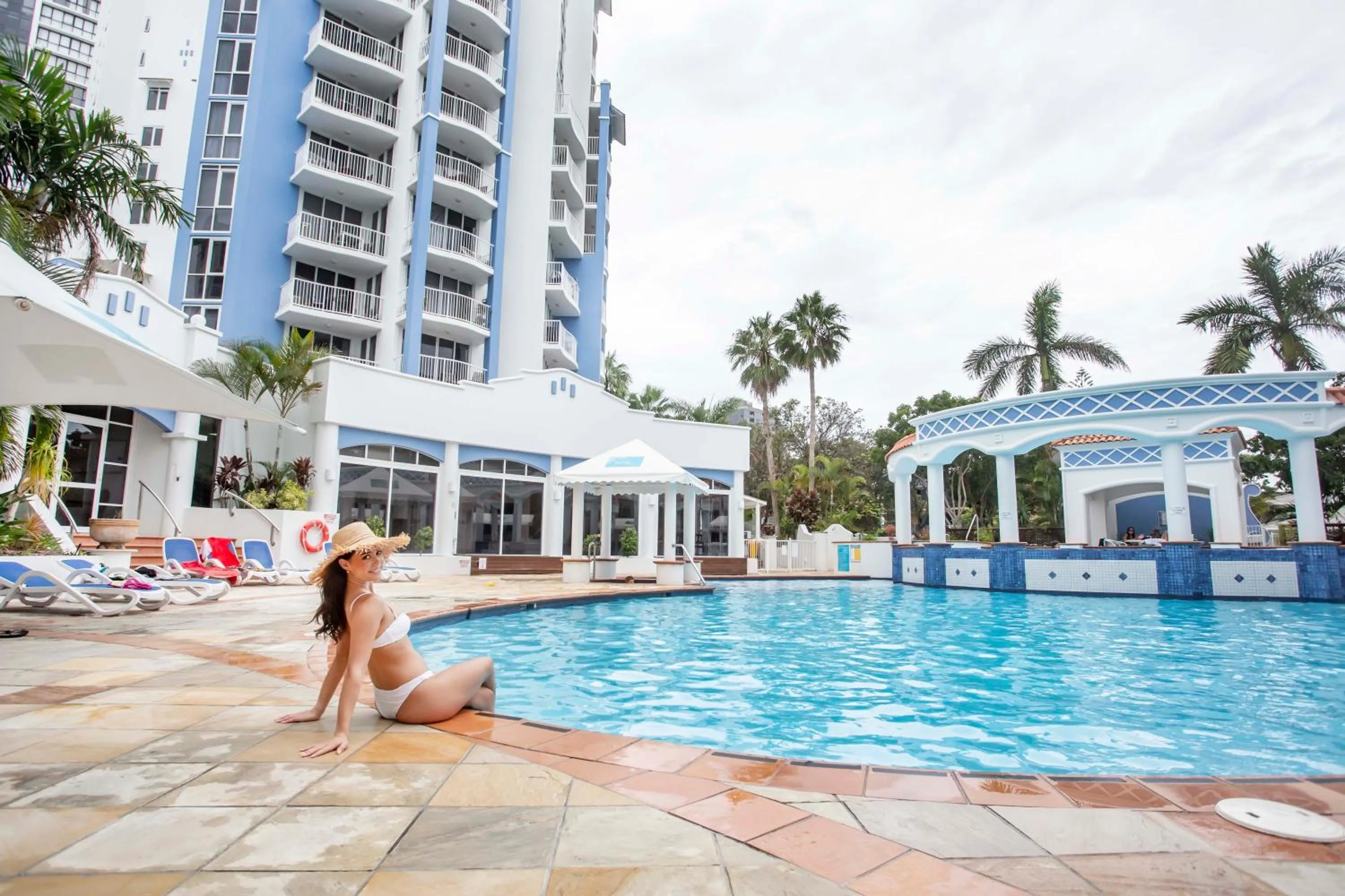 Swimming pool in Bel Air on Broadbeach - Official