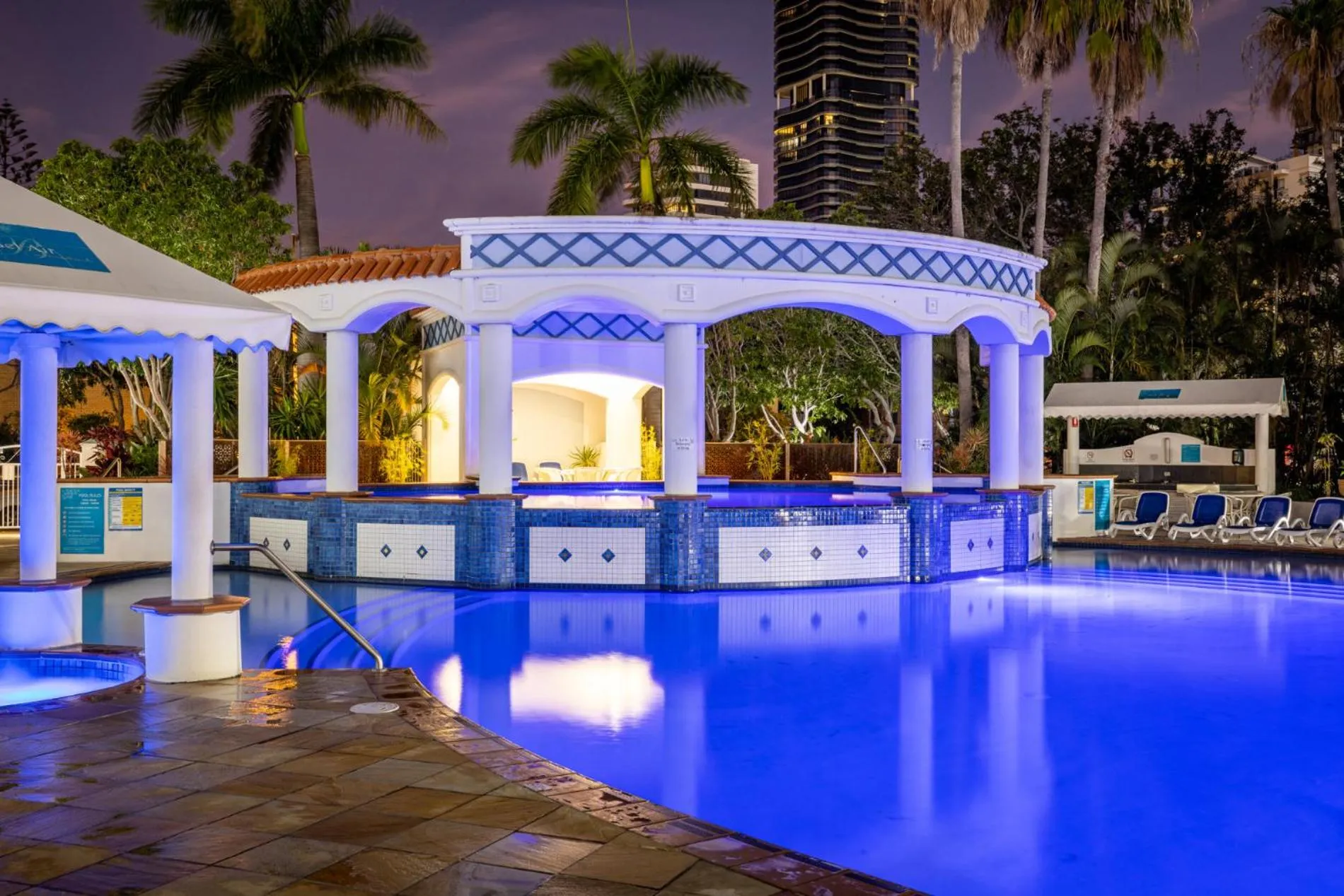 Swimming pool in Bel Air on Broadbeach - Official