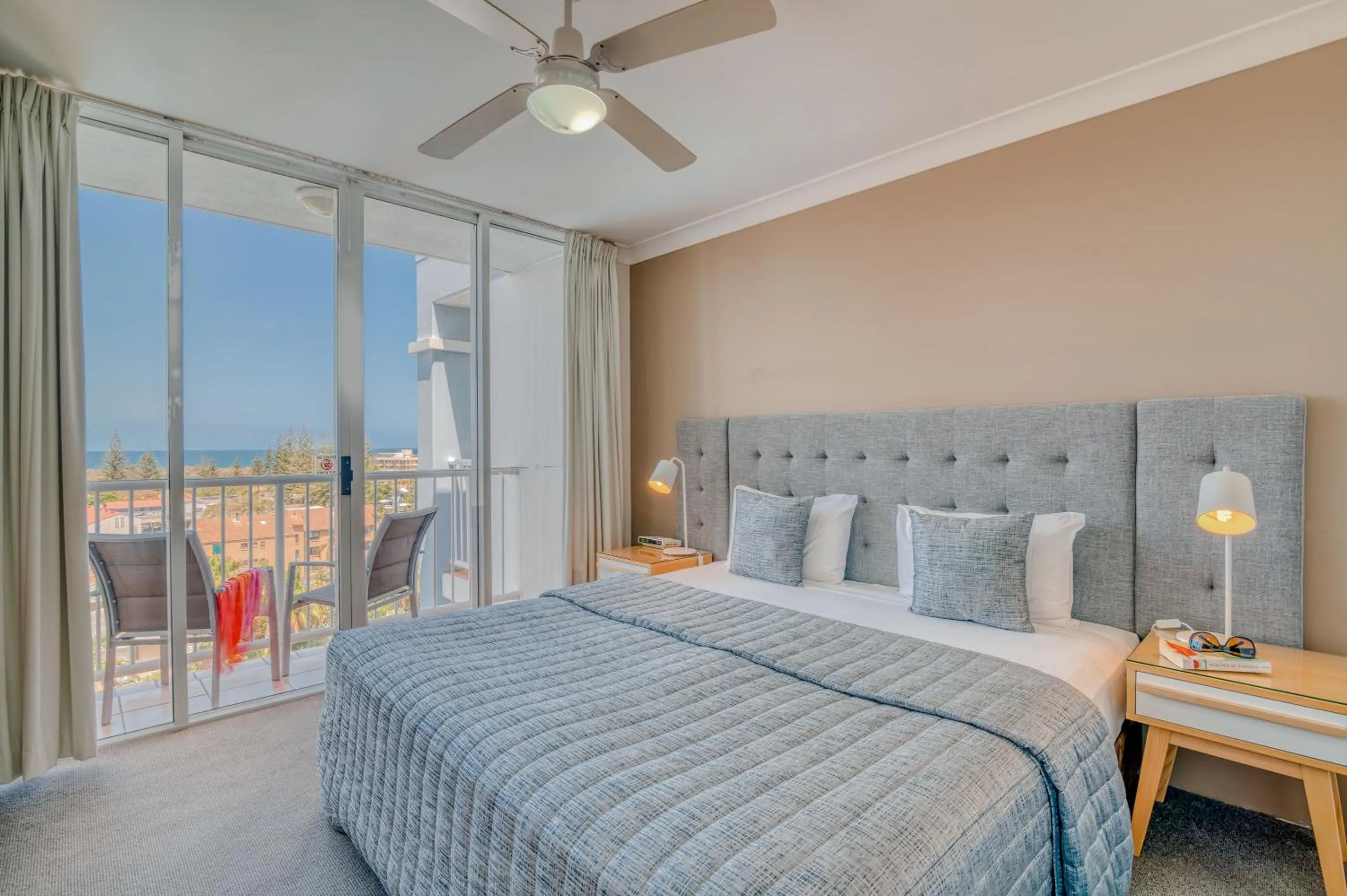 Bed in Bel Air on Broadbeach - Official