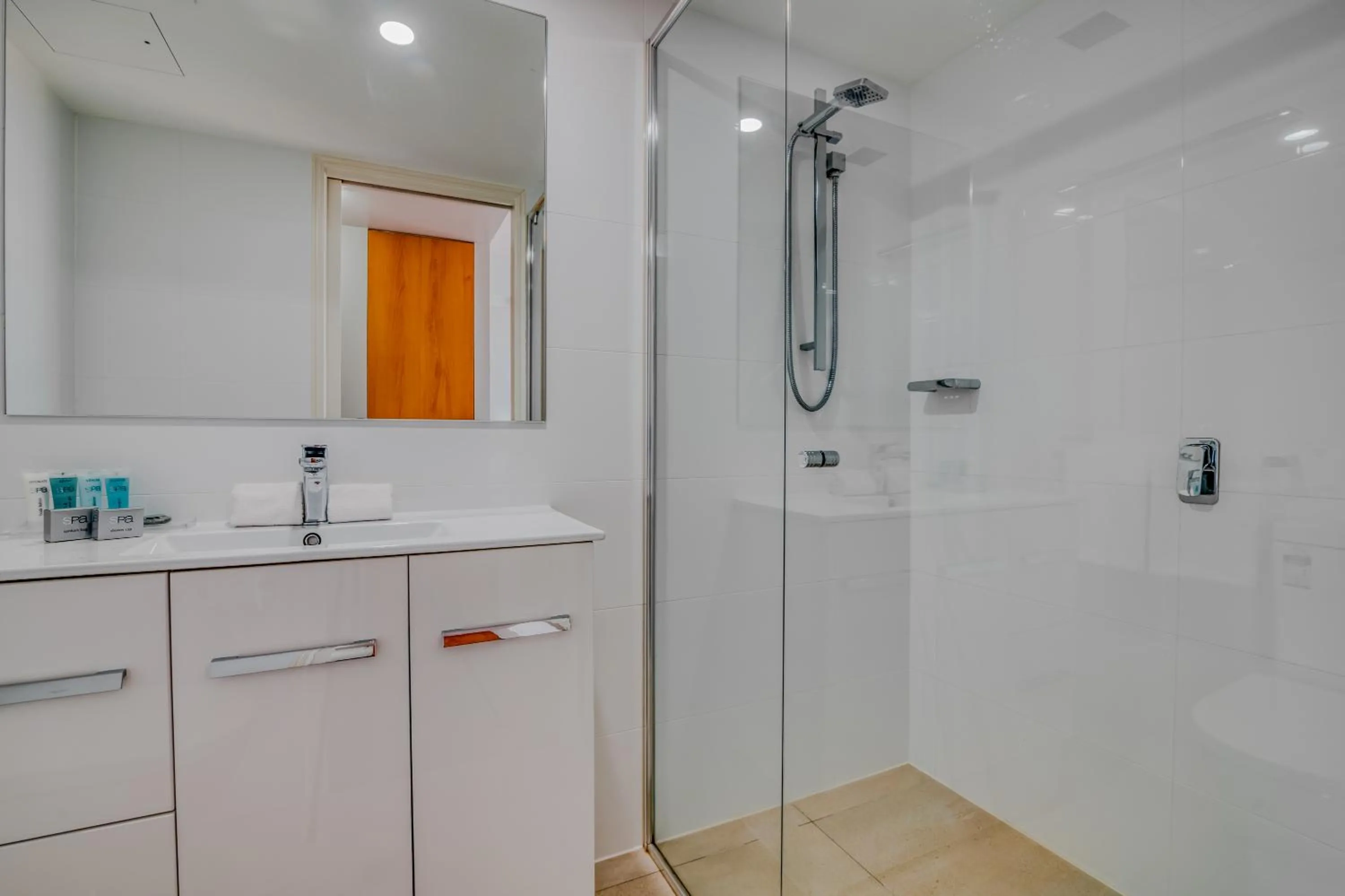 Shower in Bel Air on Broadbeach - Official