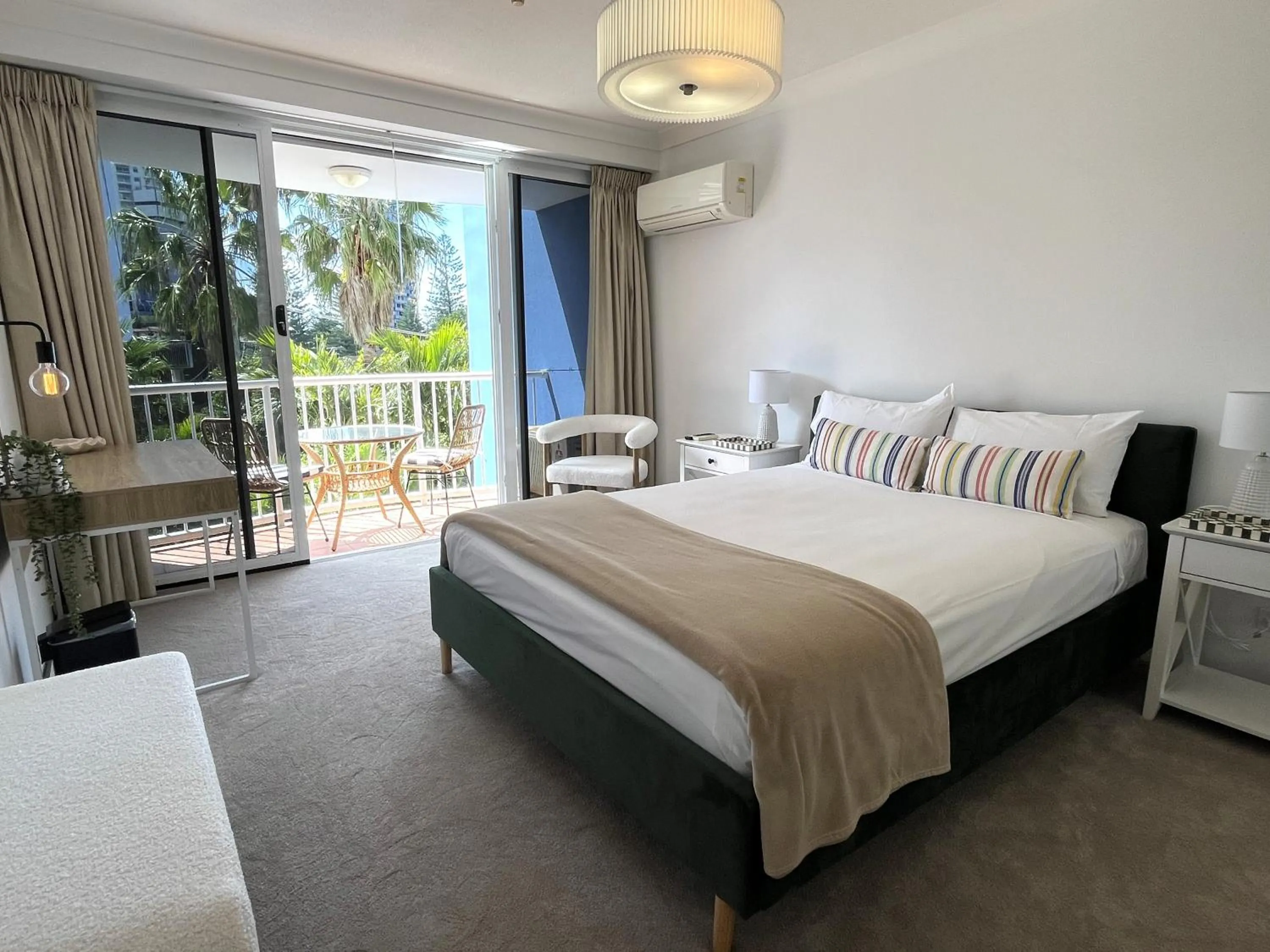 Bed in Bel Air on Broadbeach - Official