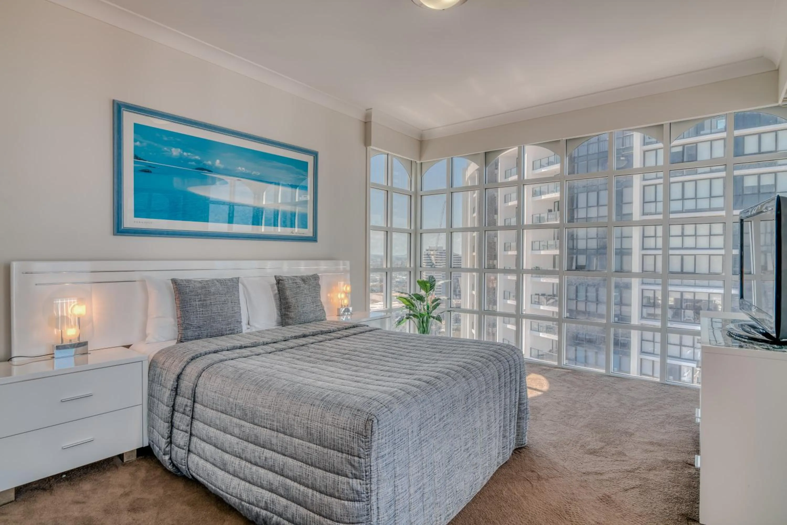 Bed in Bel Air on Broadbeach - Official