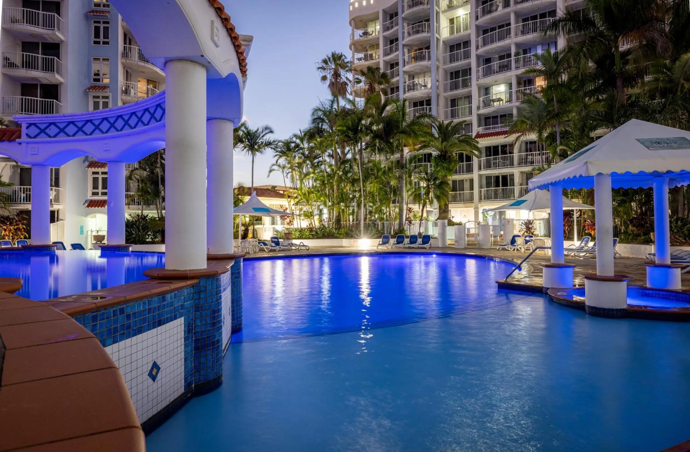 Swimming pool in Bel Air on Broadbeach - Official