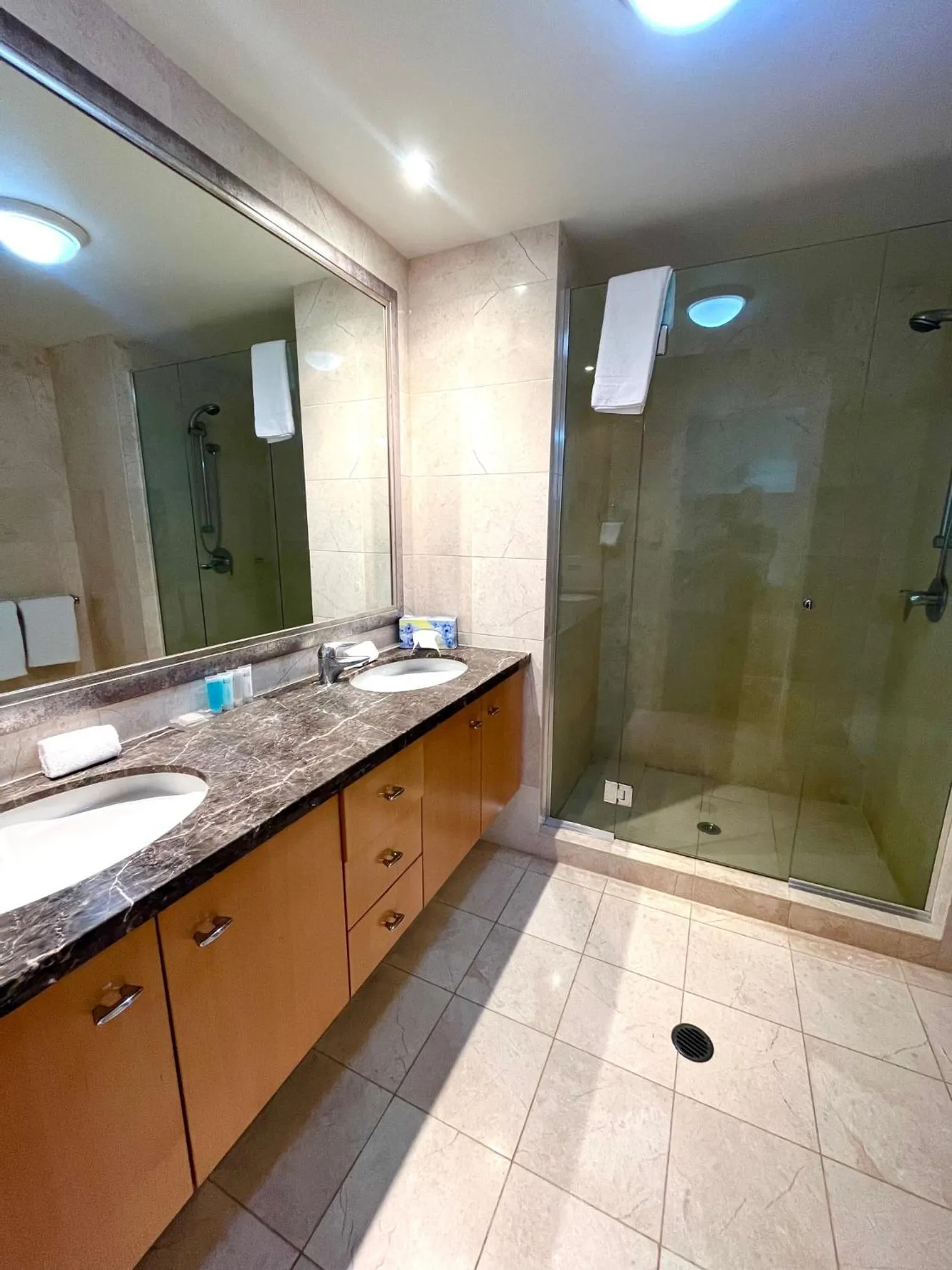 Shower in Bel Air on Broadbeach - Official
