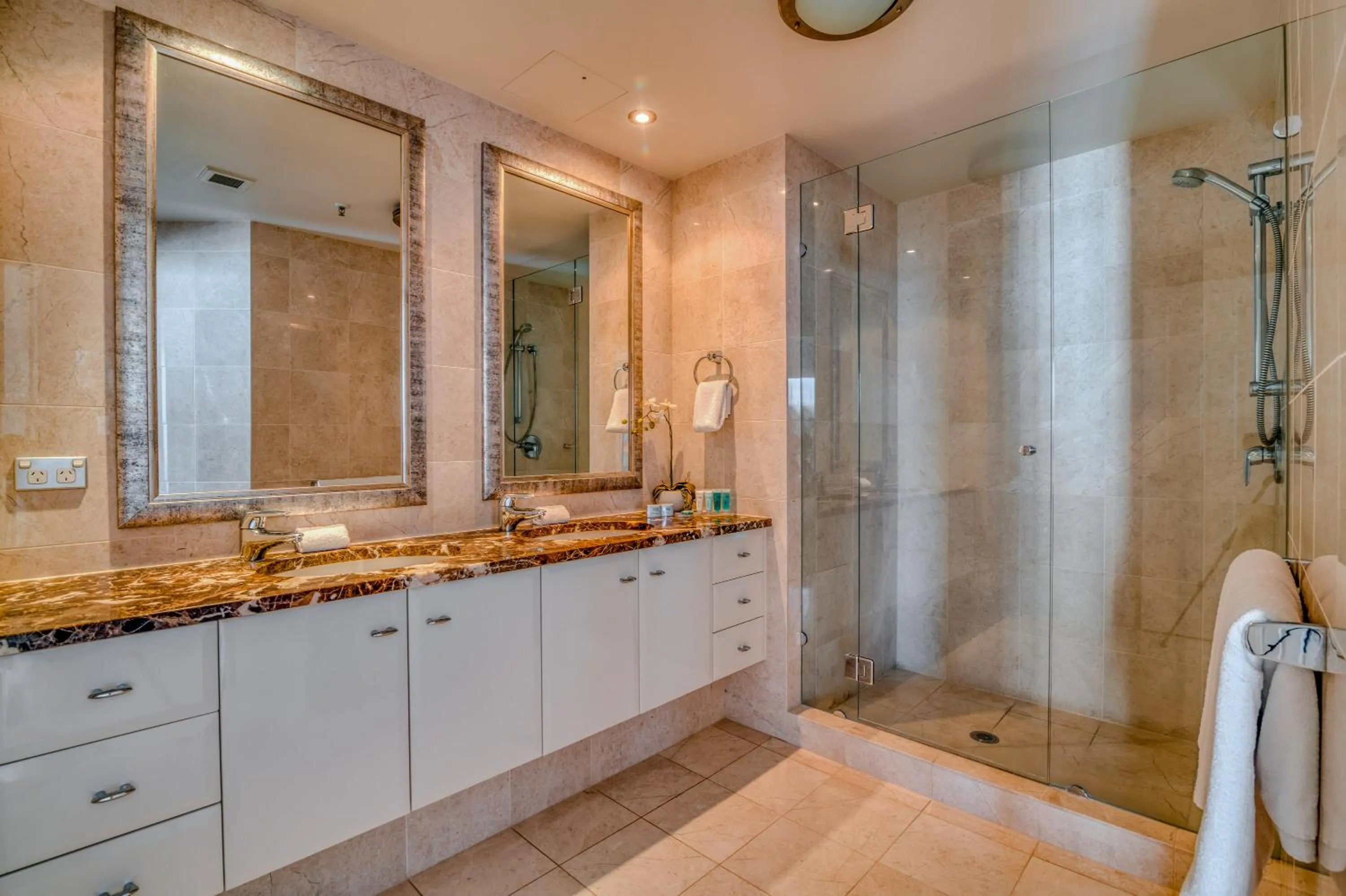 Shower in Bel Air on Broadbeach - Official