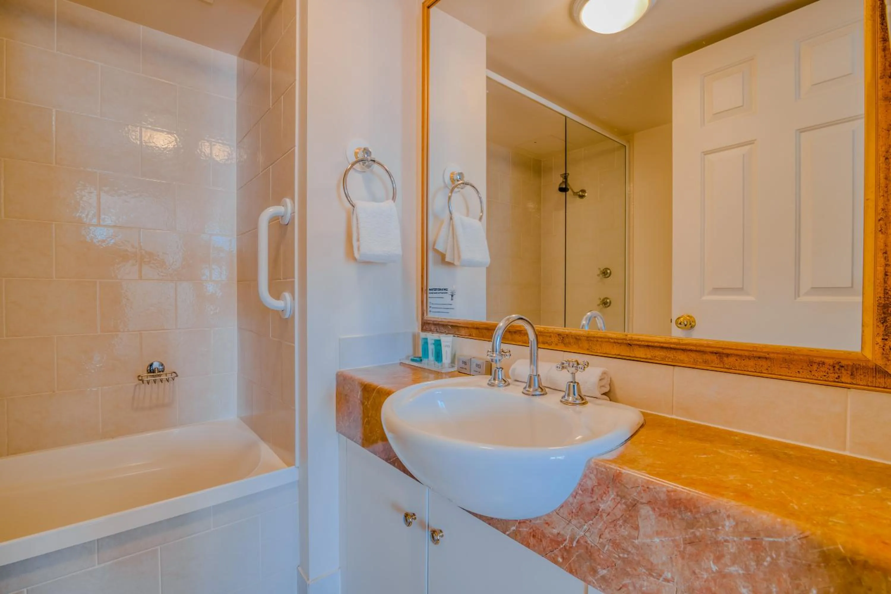 Shower in Bel Air on Broadbeach - Official