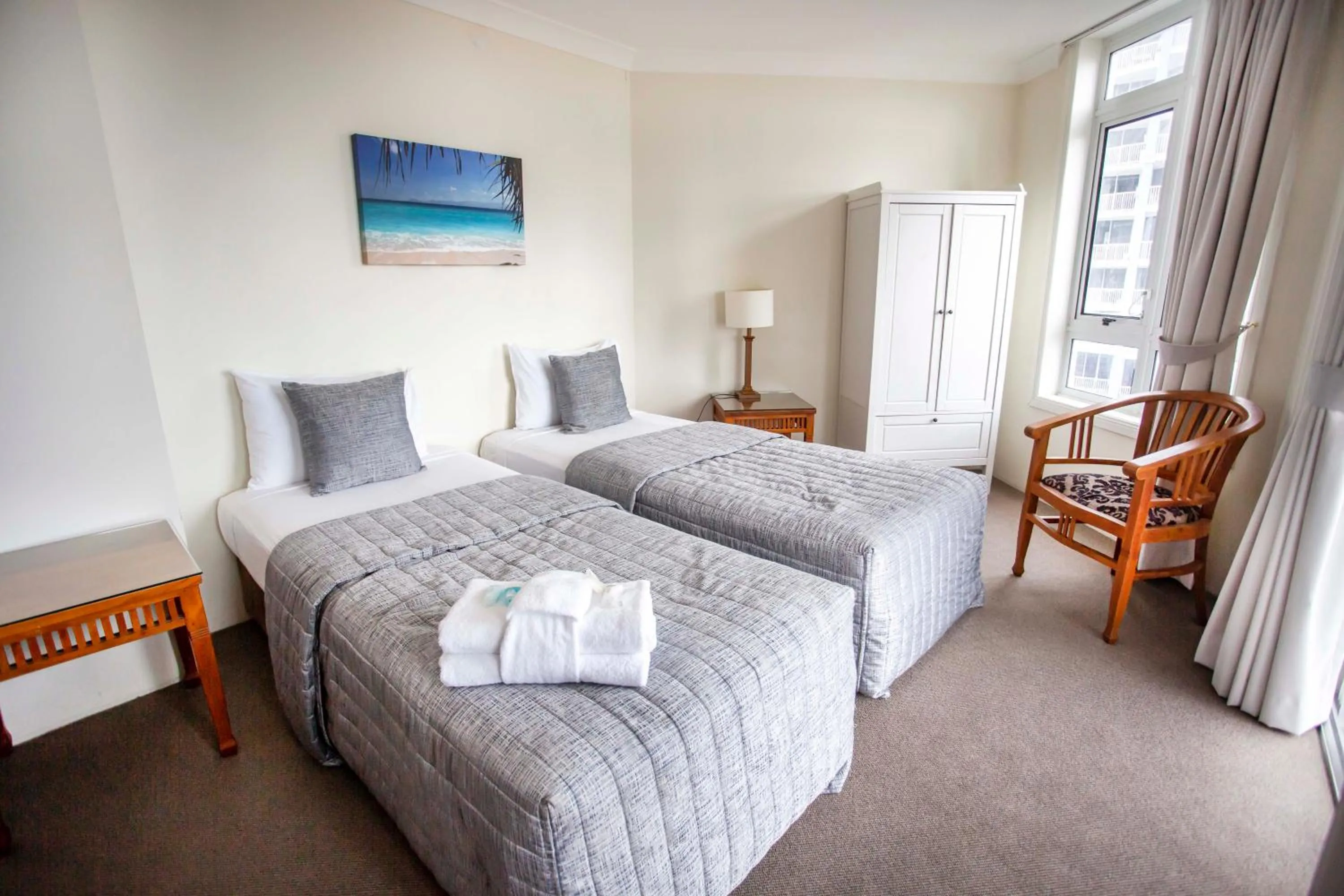 Bed in Bel Air on Broadbeach - Official