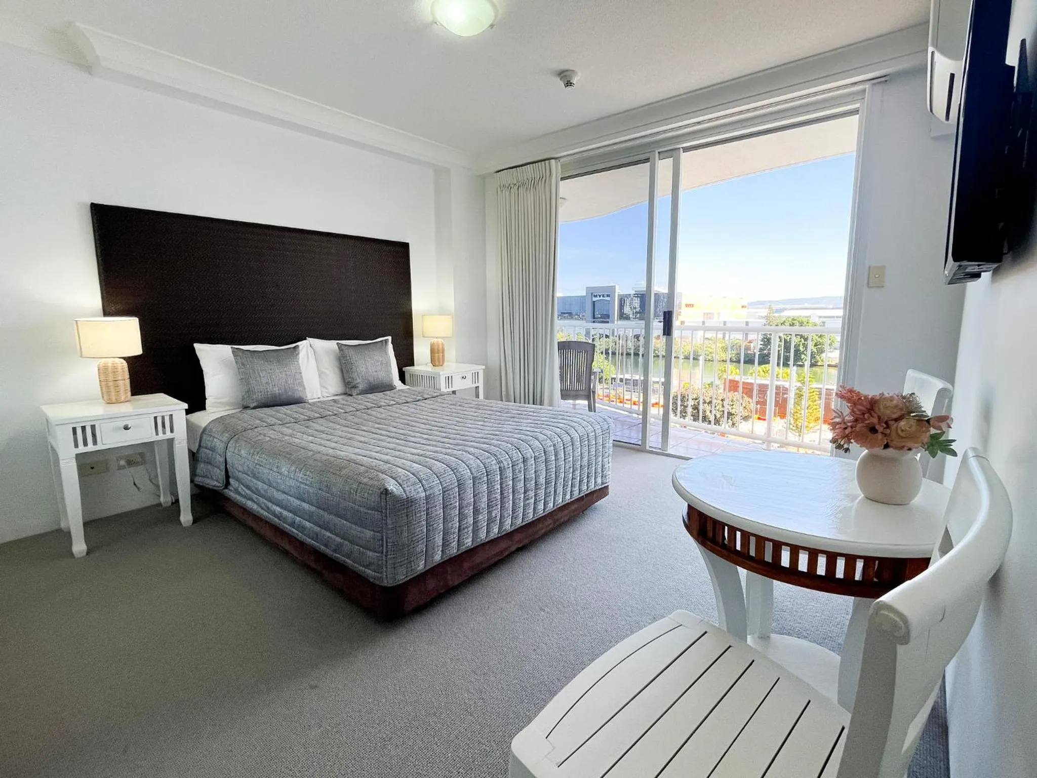 Bed in Bel Air on Broadbeach - Official