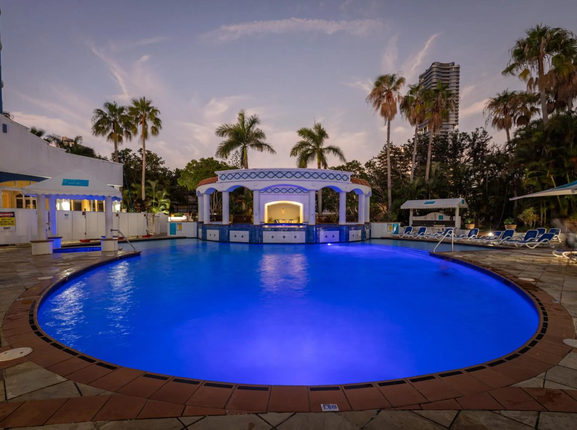 Swimming pool in Bel Air on Broadbeach - Official