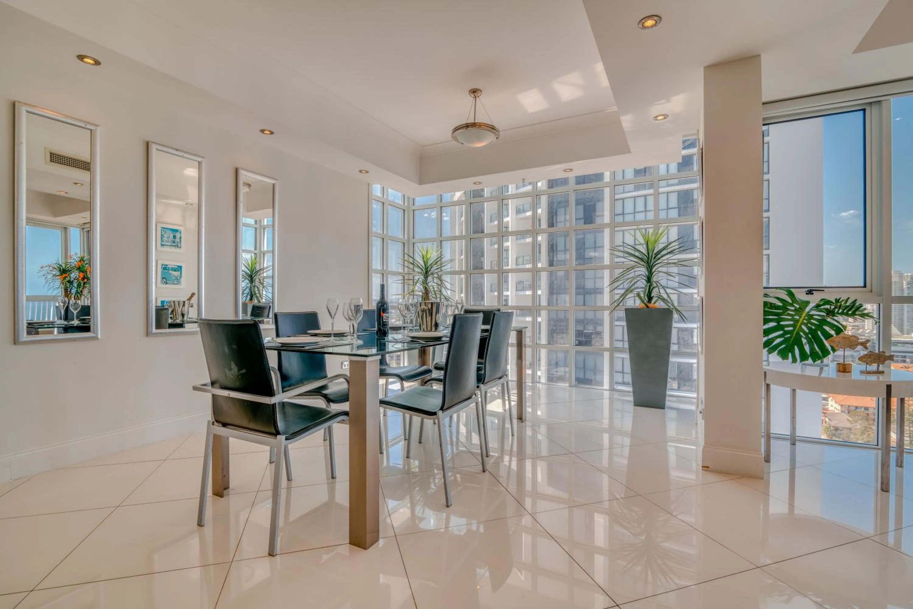 Dining area in Bel Air on Broadbeach - Official