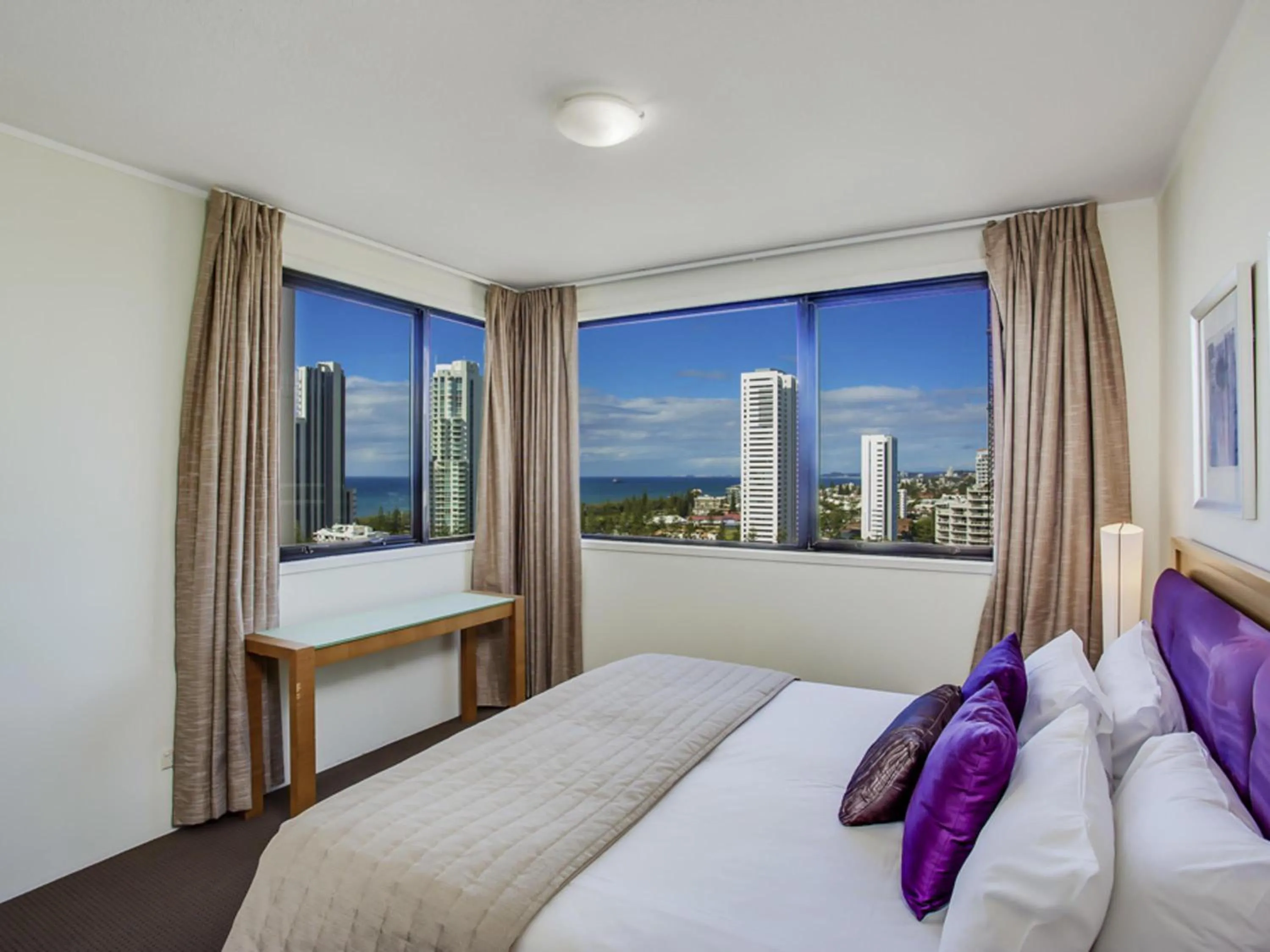 Bedroom, Bed in Mantra Broadbeach on the Park
