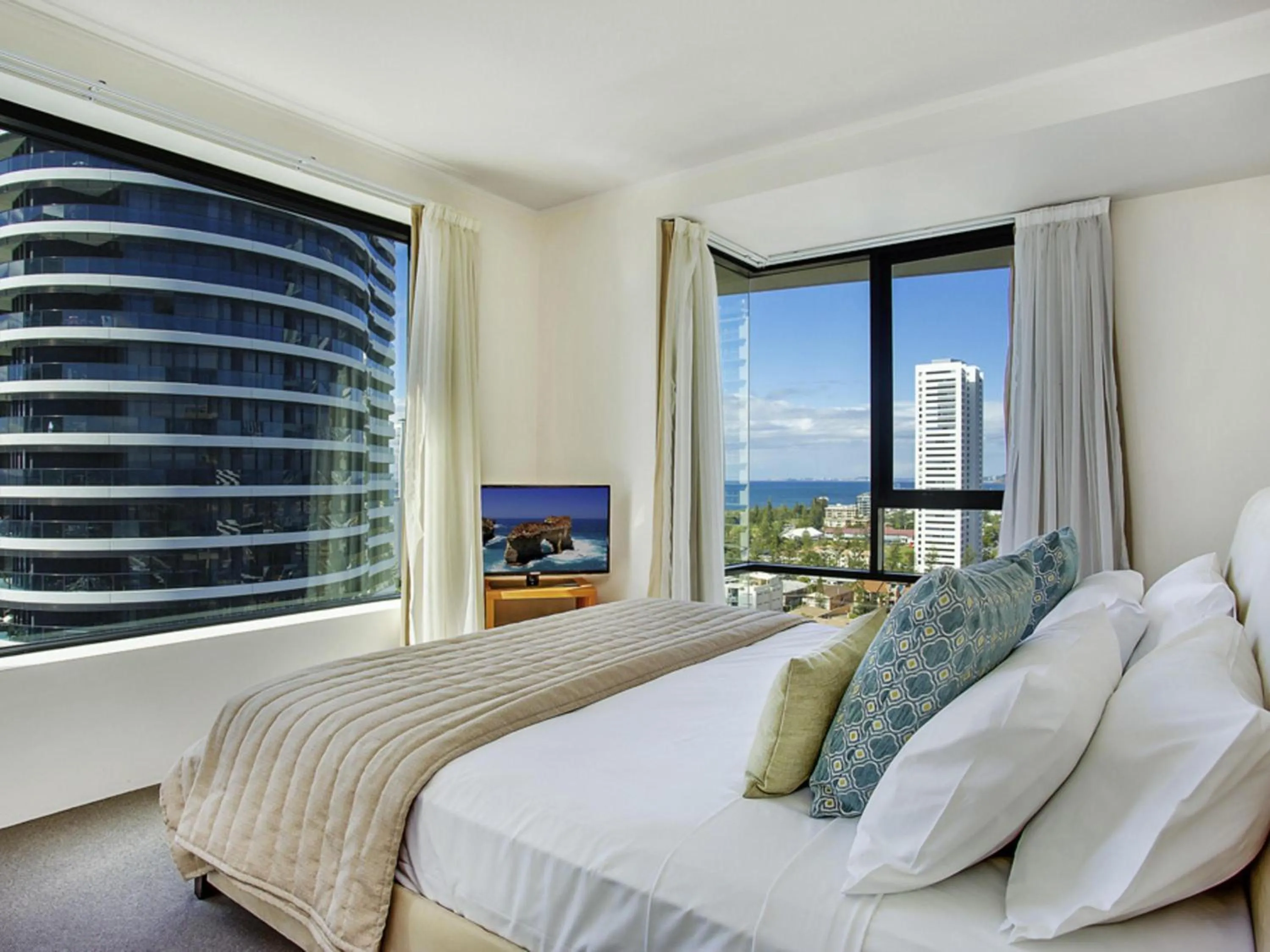 Bedroom, Bed in Mantra Broadbeach on the Park