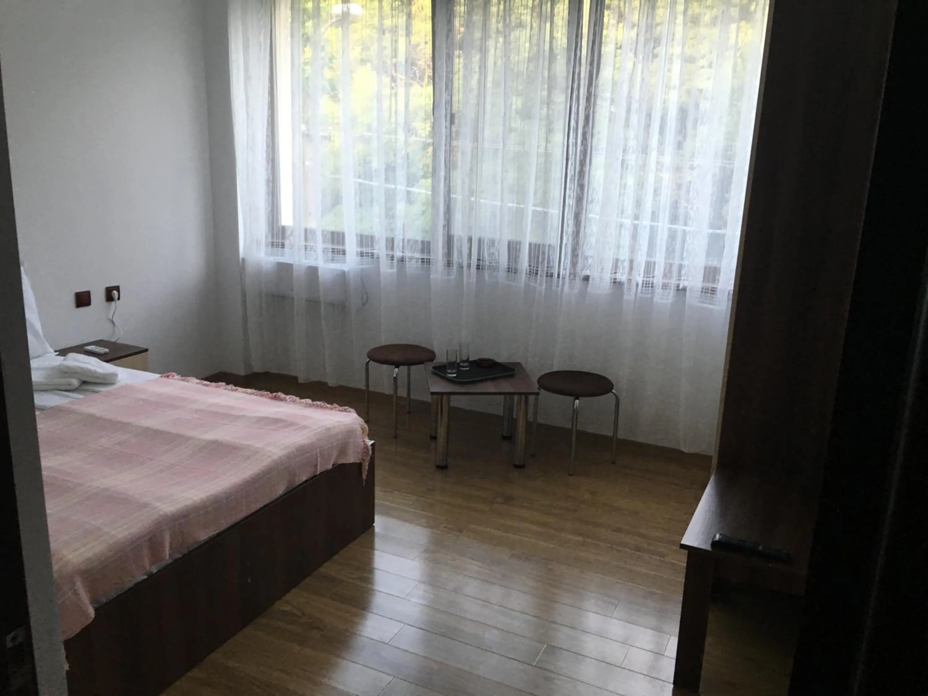 Photo of the whole room, Bed in Paradox Oituz