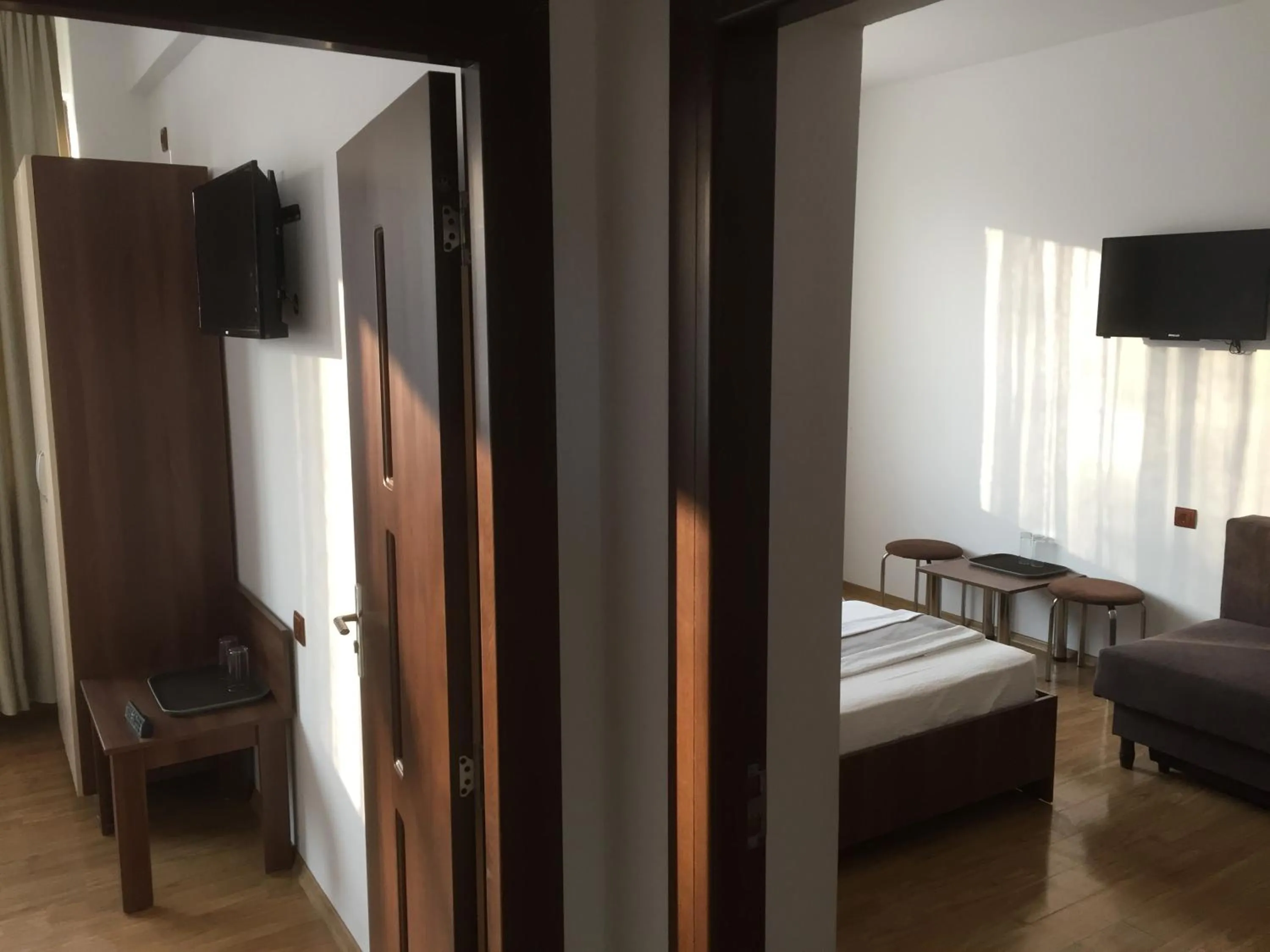 Photo of the whole room, Bed in Paradox Oituz