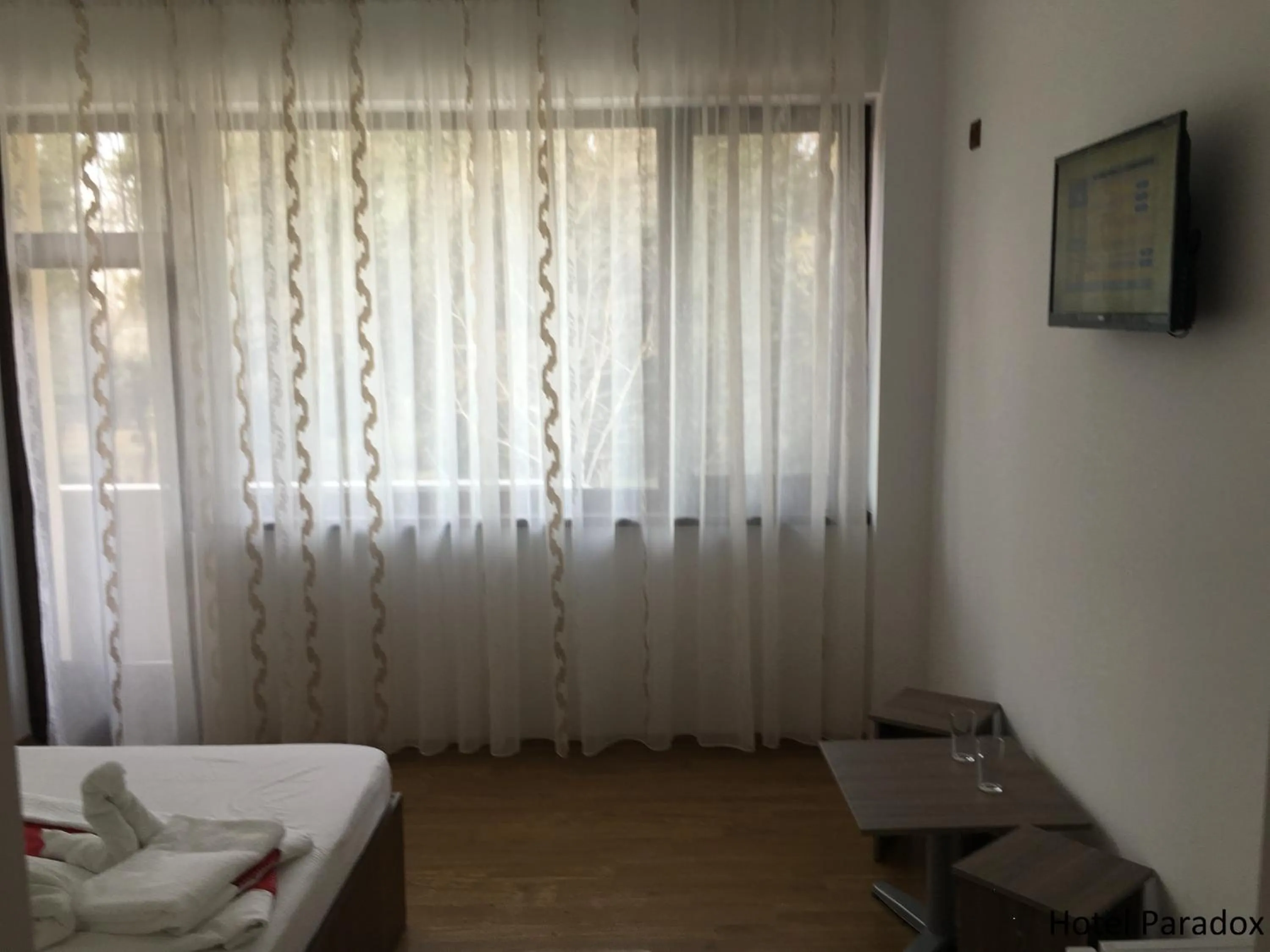 Photo of the whole room, Bed in Paradox Oituz