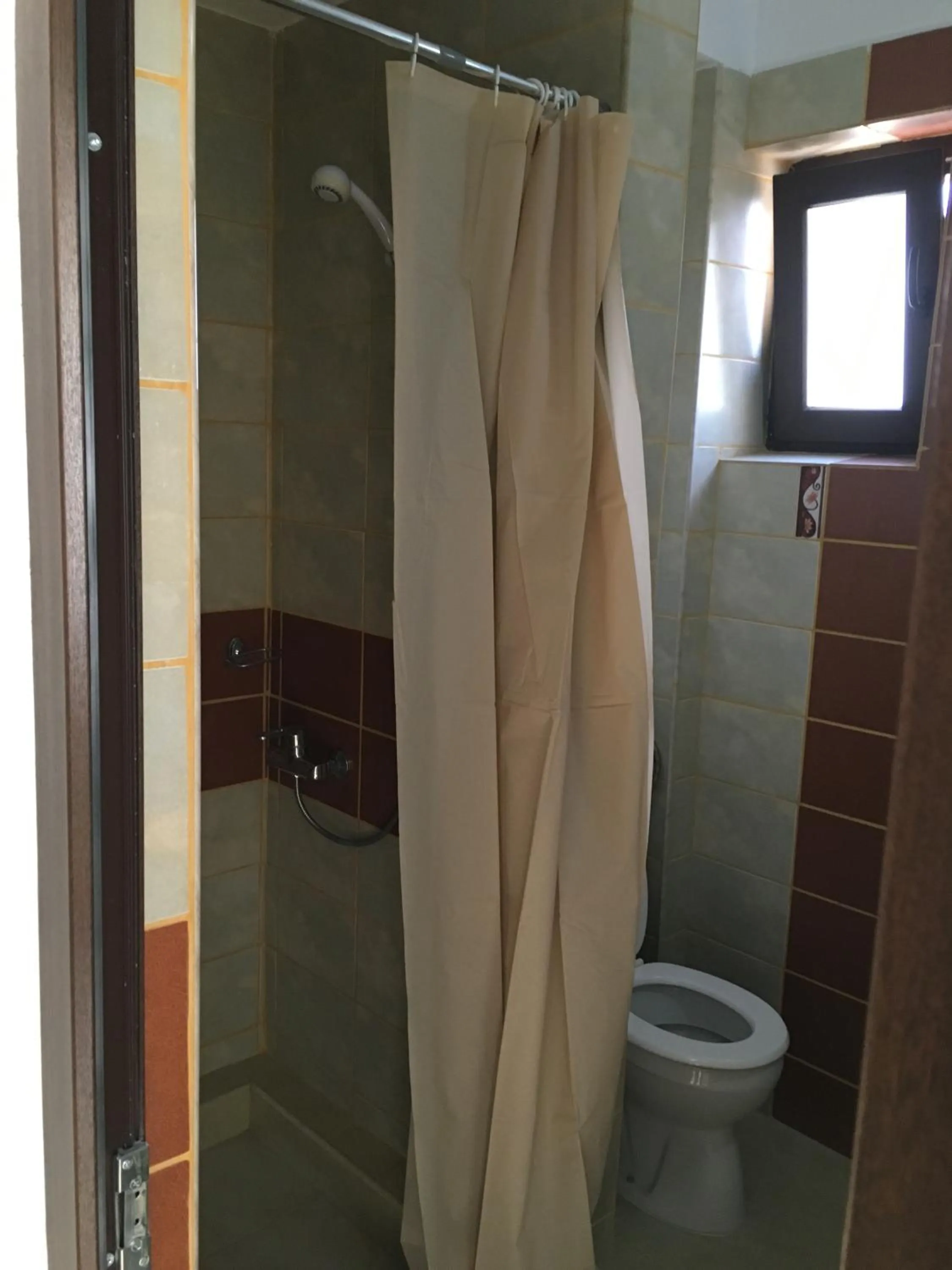 Shower in Paradox Oituz