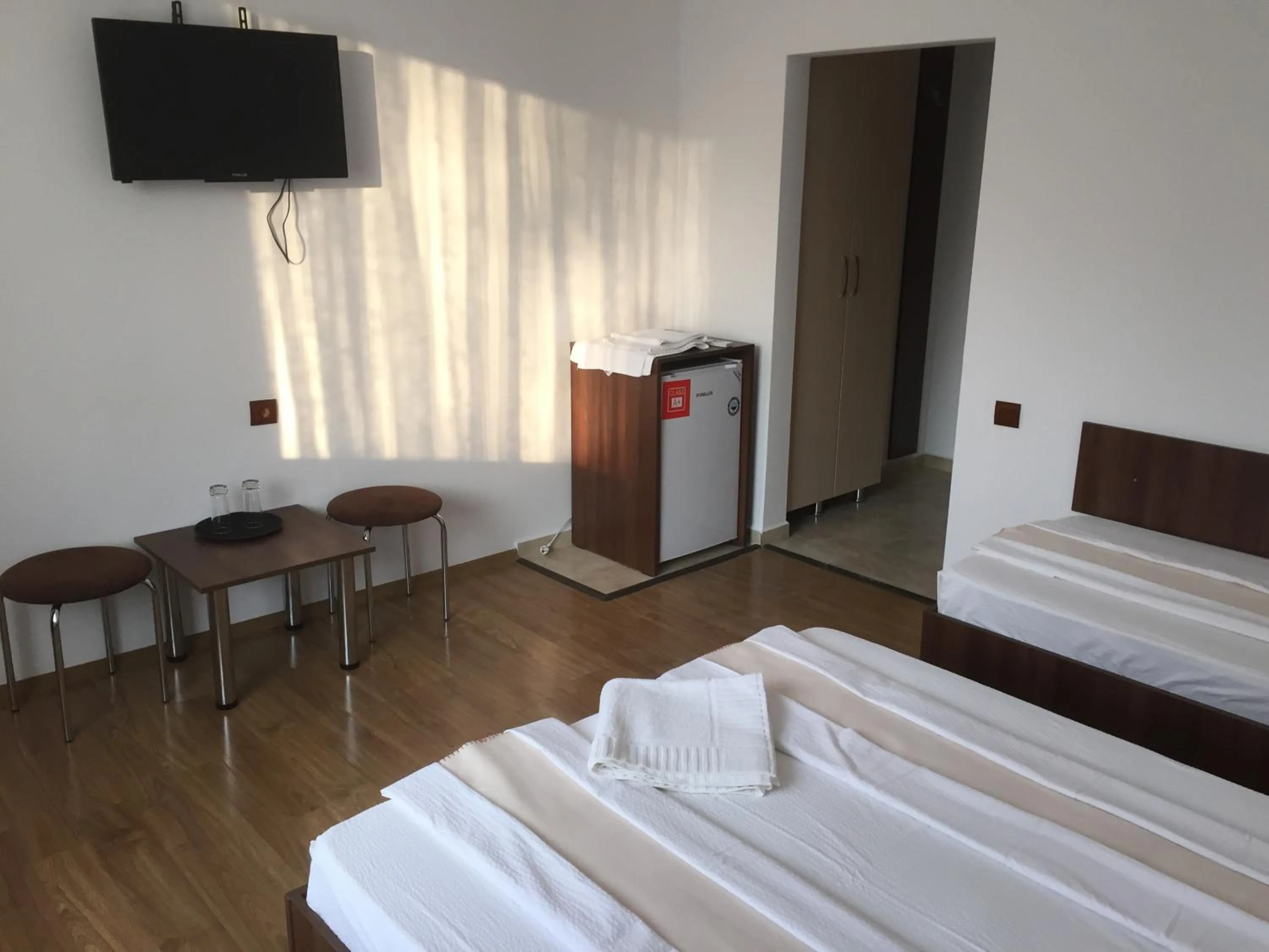 Photo of the whole room, Bed in Paradox Oituz