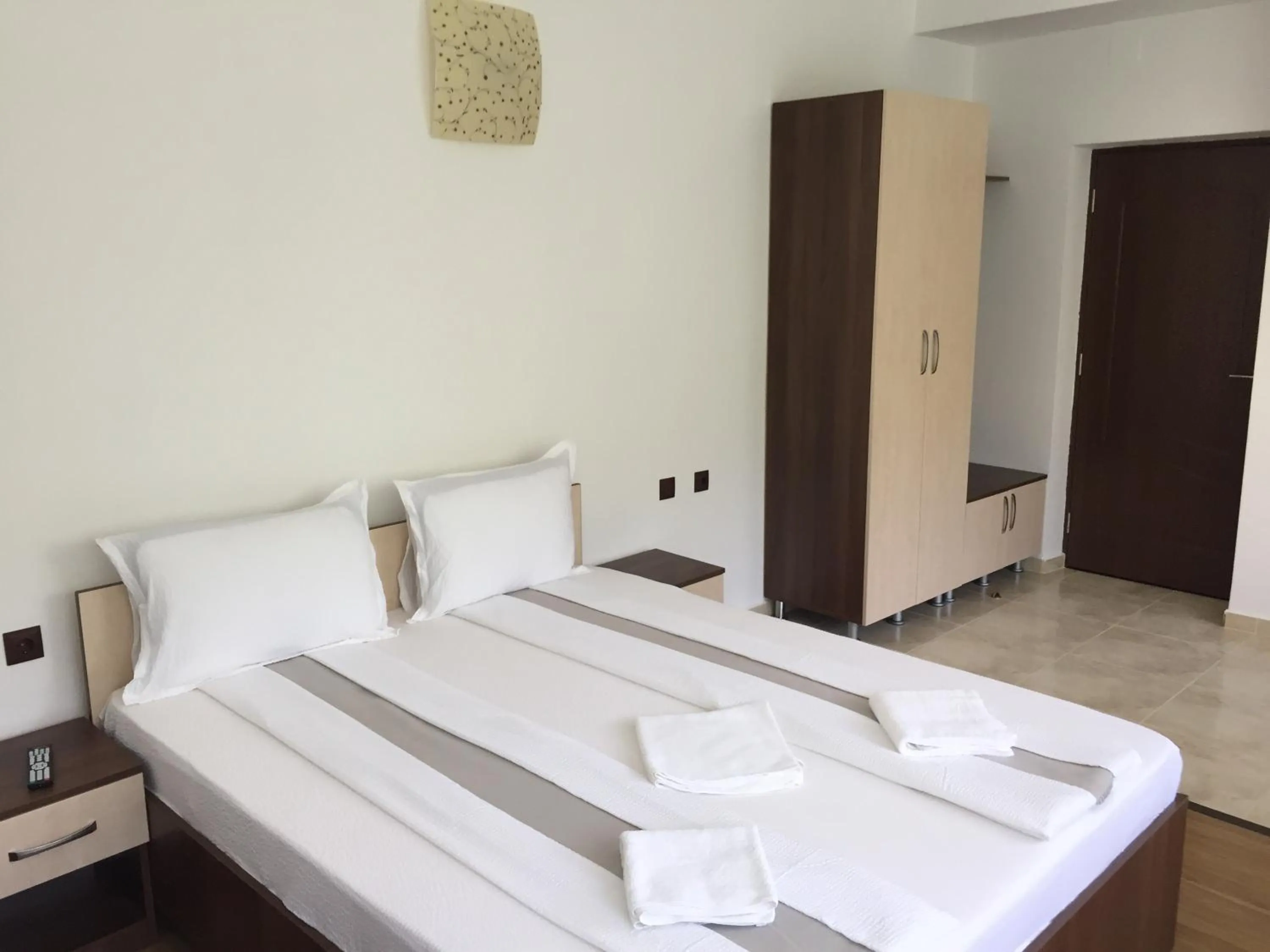 Photo of the whole room, Bed in Paradox Oituz