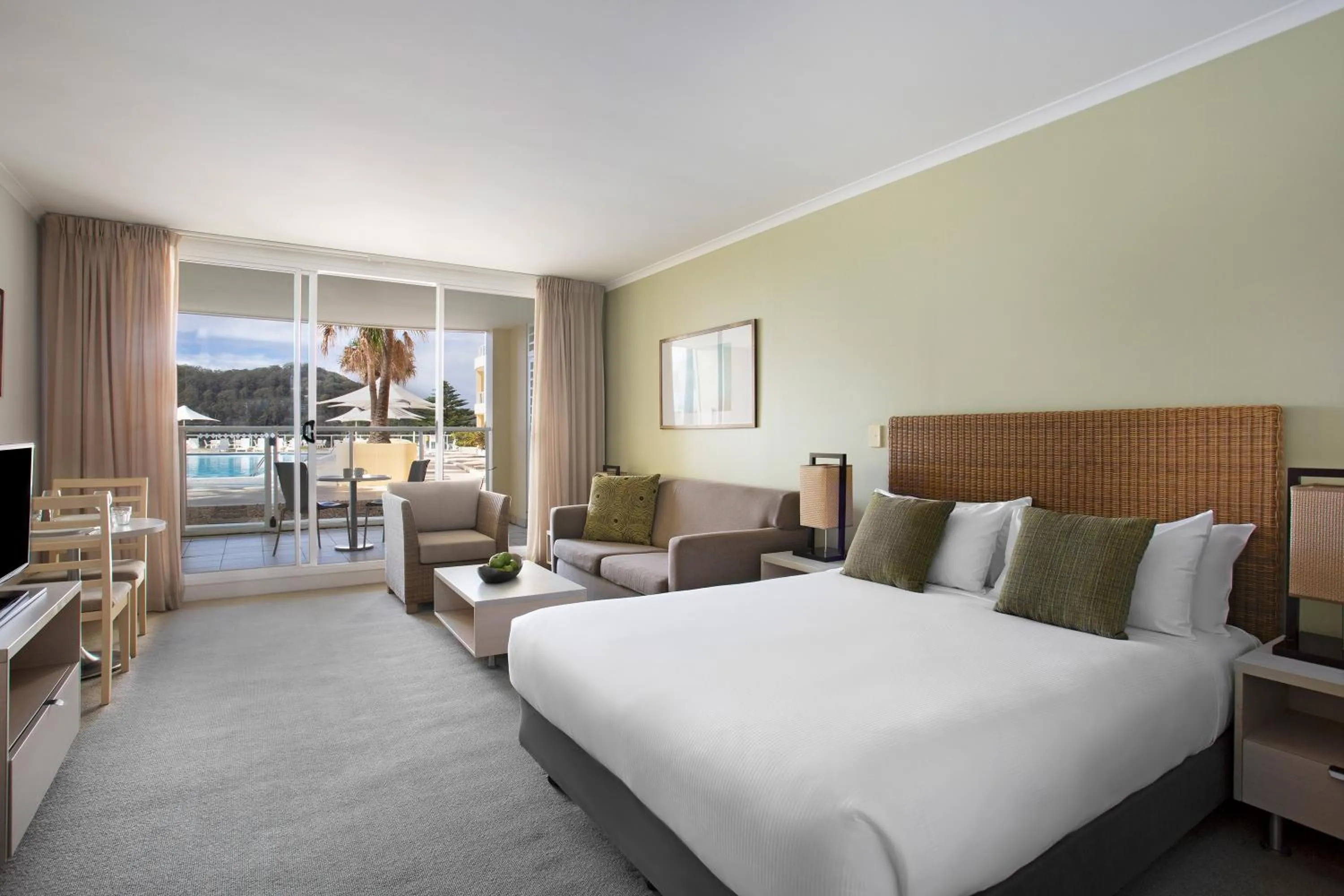 Balcony/Terrace, Bed in Mantra Ettalong Beach