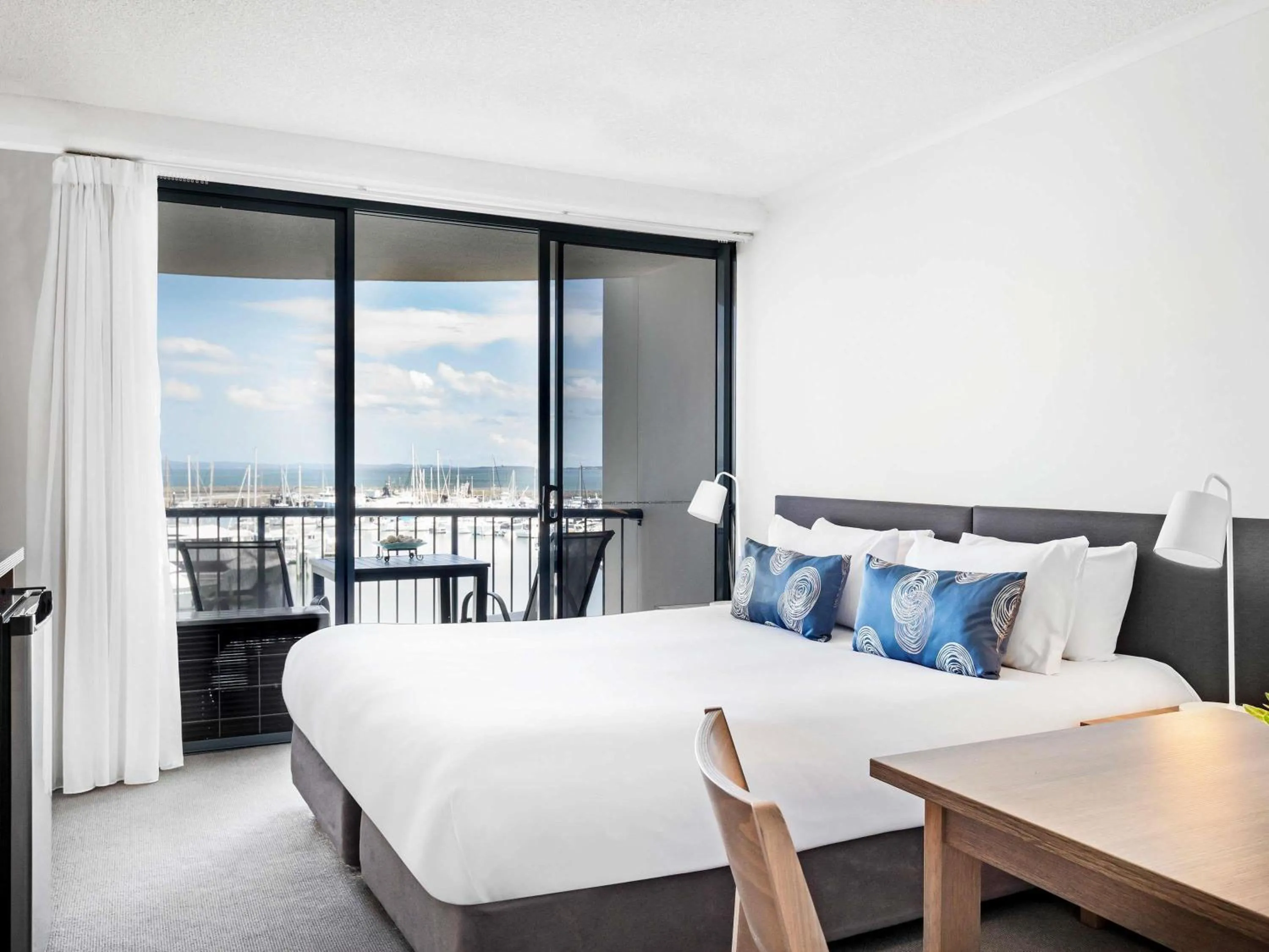 Bedroom, Bed in Mantra Hervey Bay