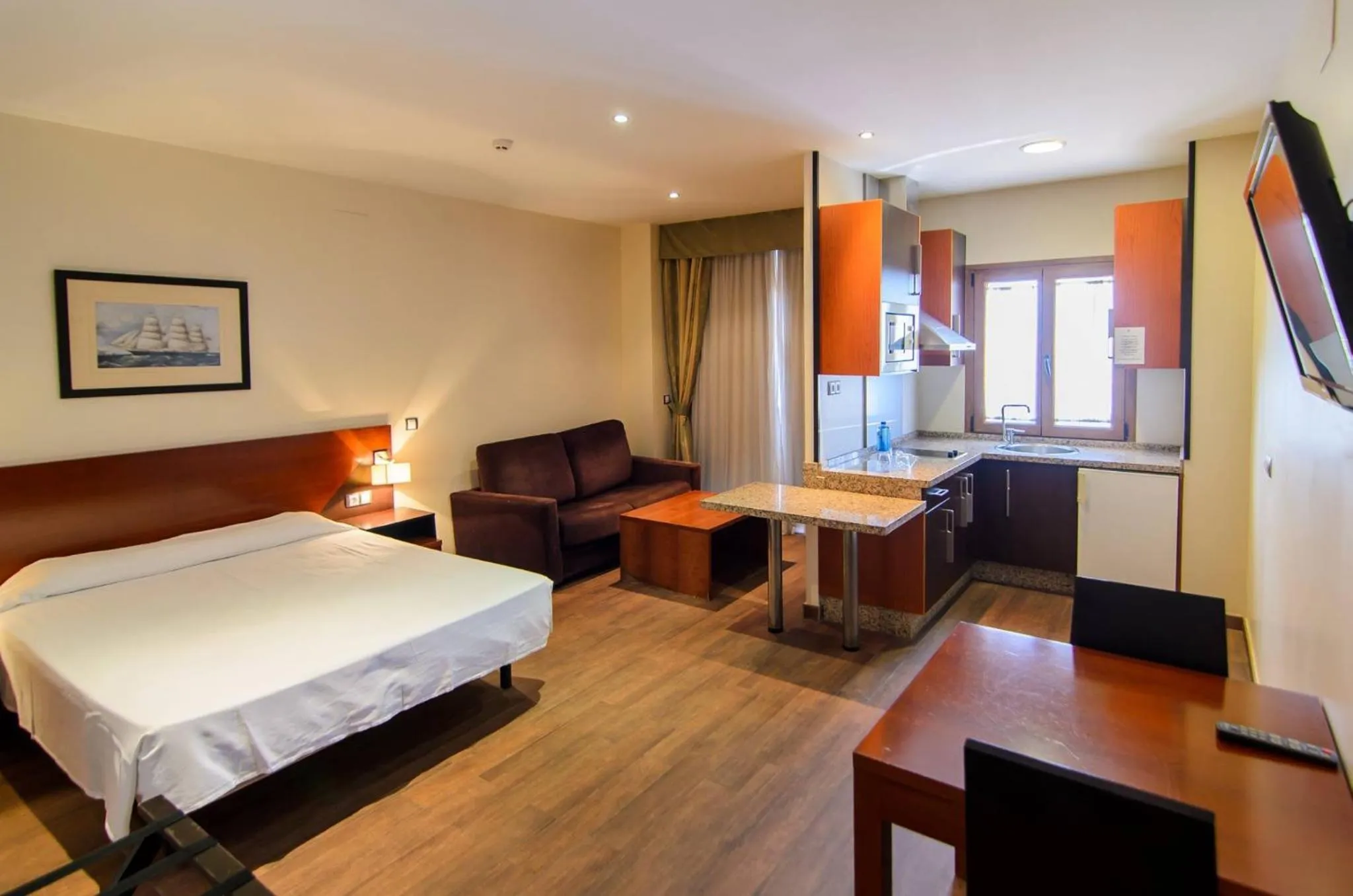 Photo of the whole room in Hotel Apartamento Martín Alonso Pinzón