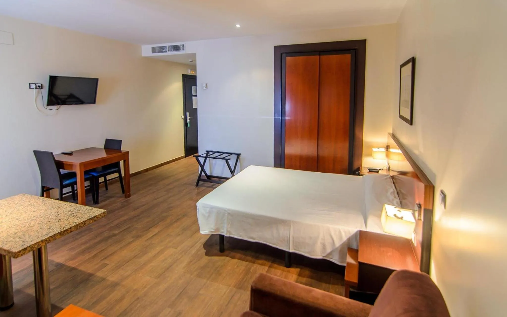 Photo of the whole room in Hotel Apartamento Martín Alonso Pinzón