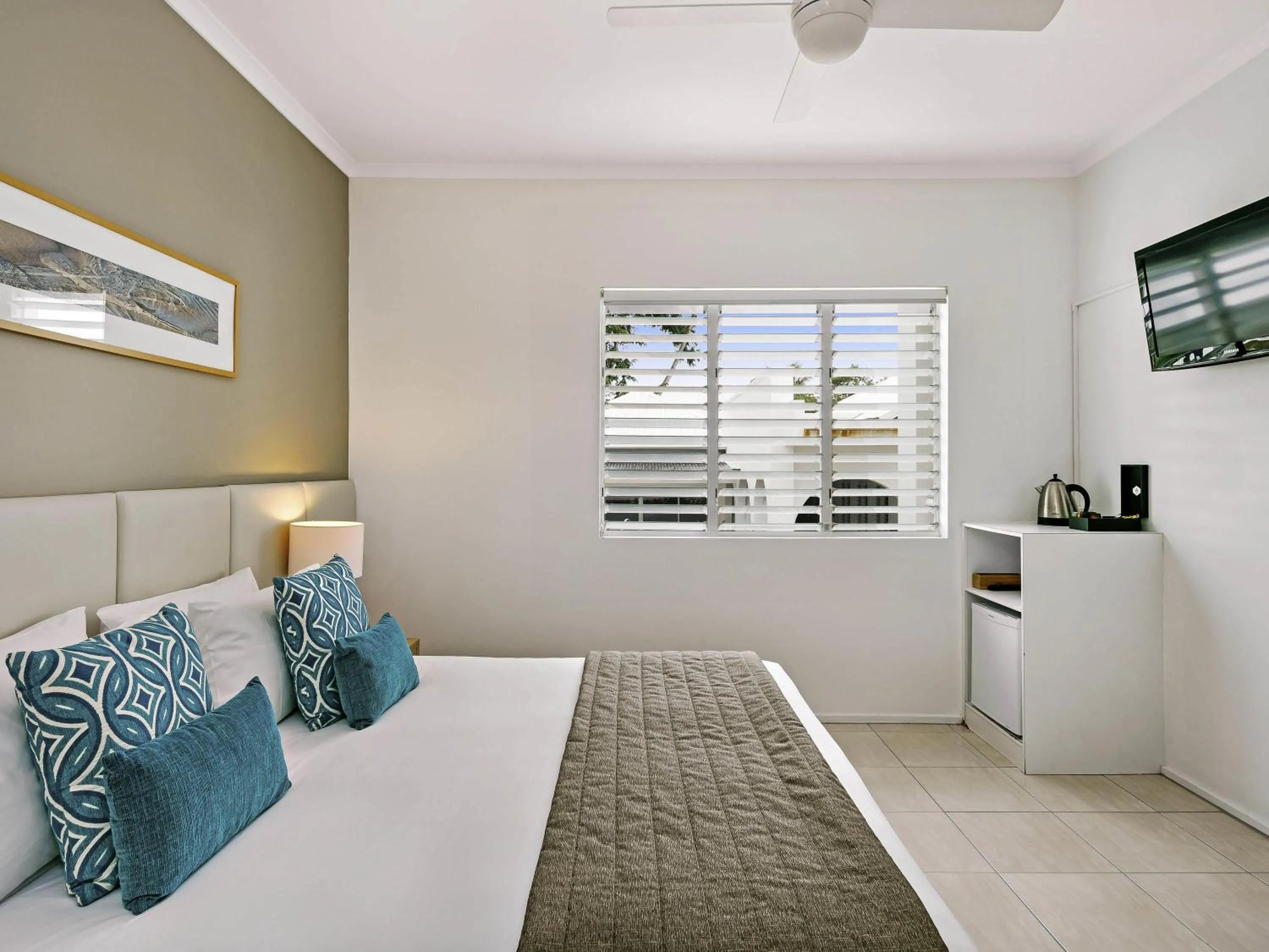 Bedroom, Bed in Mantra PortSea